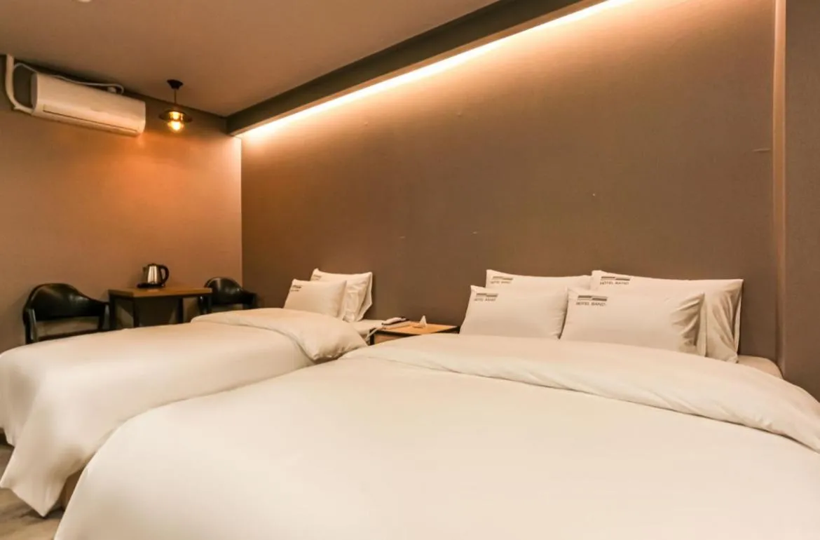 Bed in Hotel Band