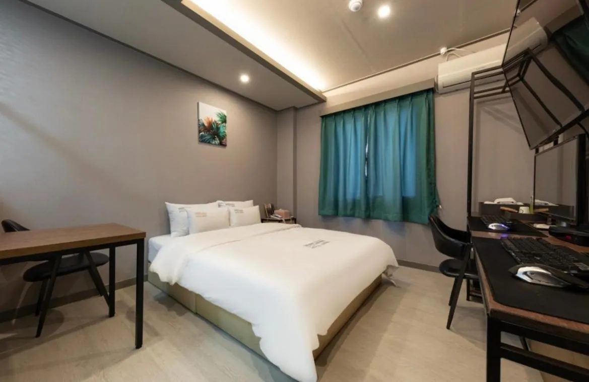 Bed in Hotel Band
