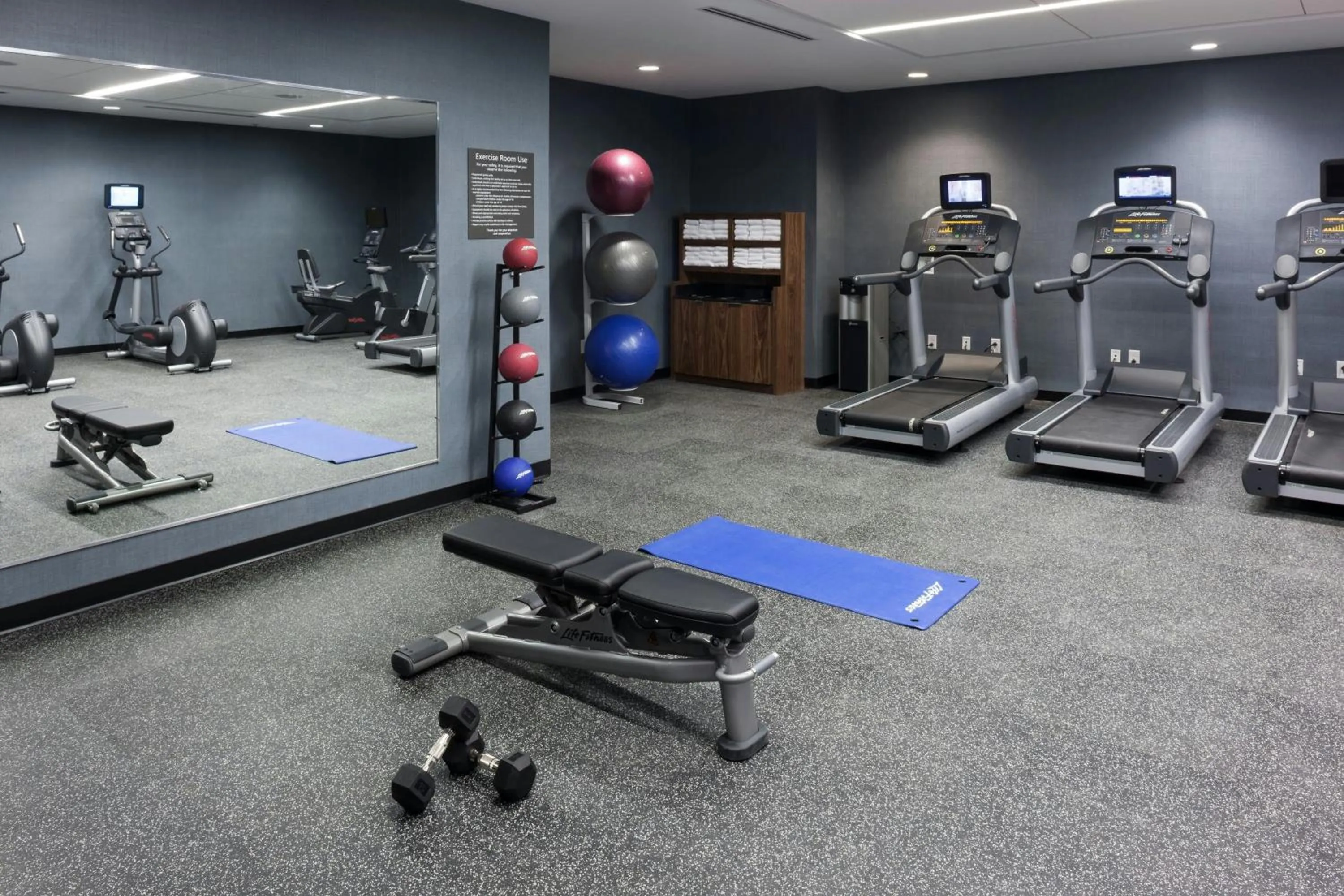 Fitness centre/facilities in Courtyard by Marriott Richmond Downtown