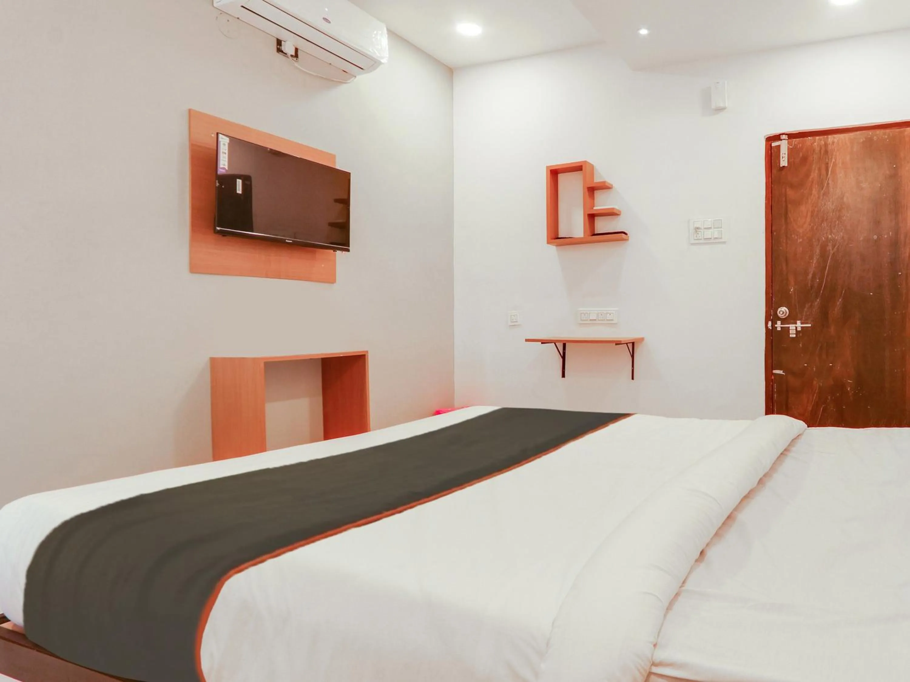 Bedroom, Bed in Super Collection O White Ridge Kamineni