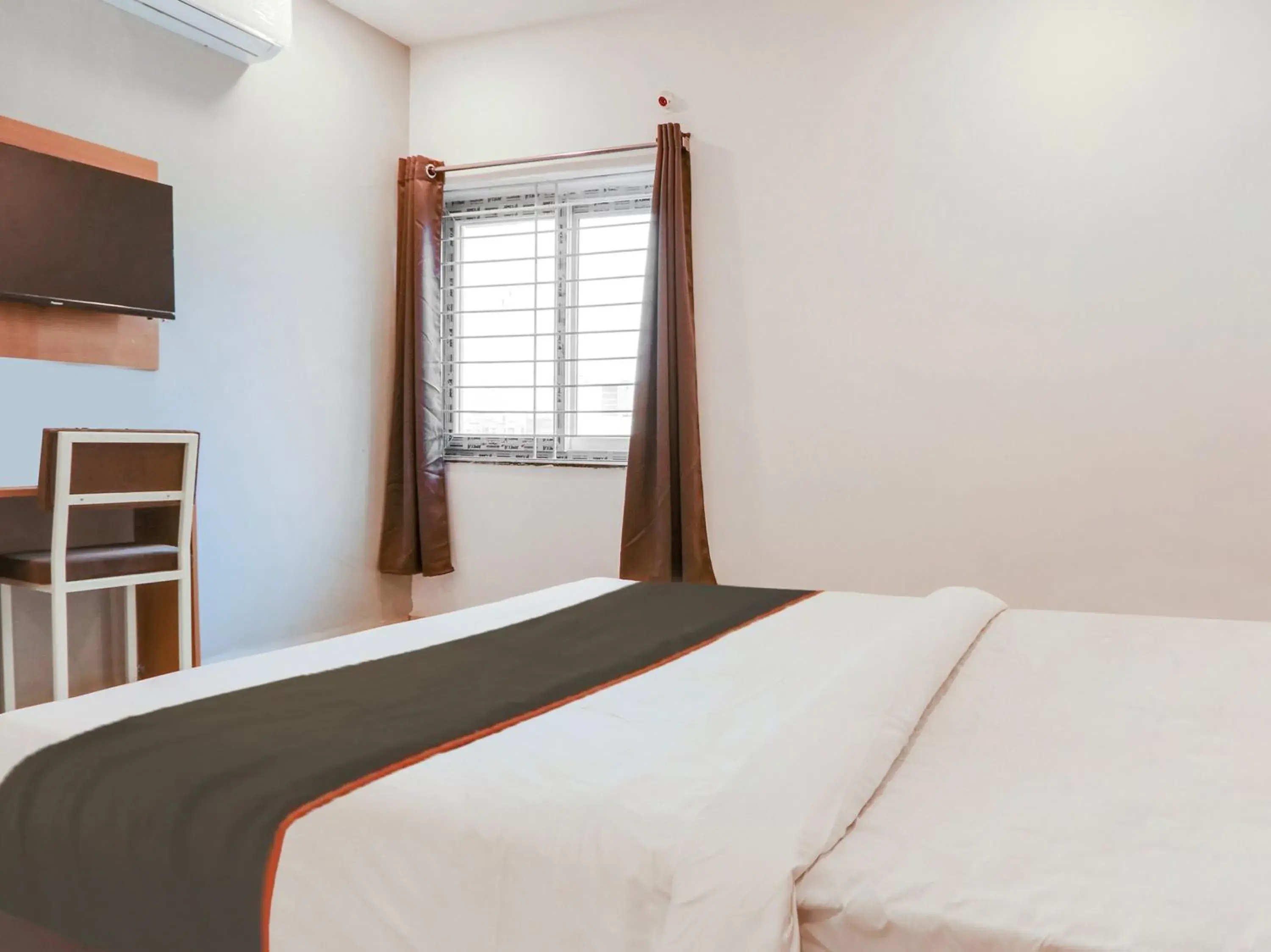 Bedroom, Bed in Super Collection O White Ridge Kamineni Bedroom, Bed in Super Collection O White Ridge Kamineni