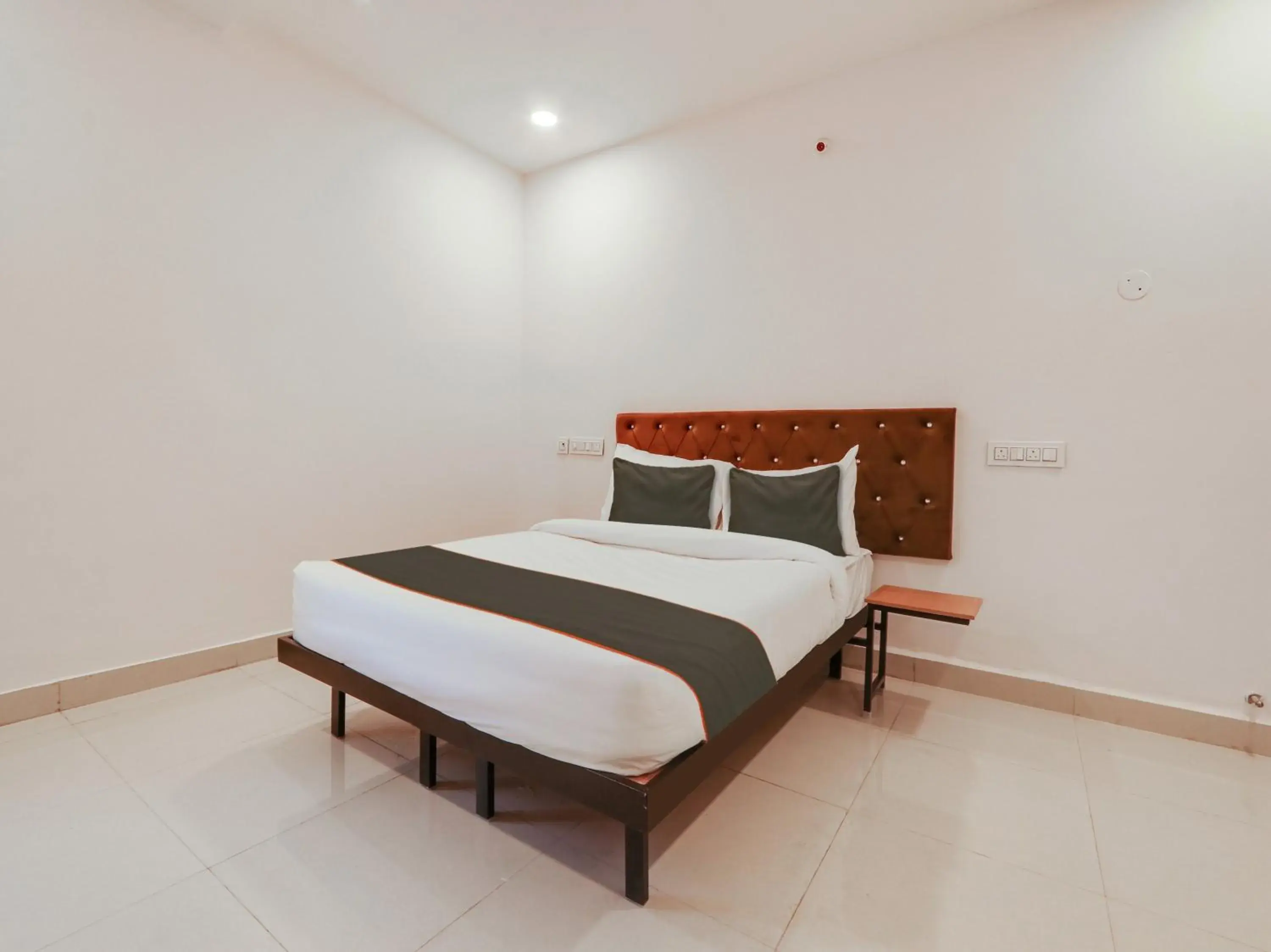 Bedroom, Bed in Super Collection O White Ridge Kamineni Bedroom, Bed in Super Collection O White Ridge Kamineni