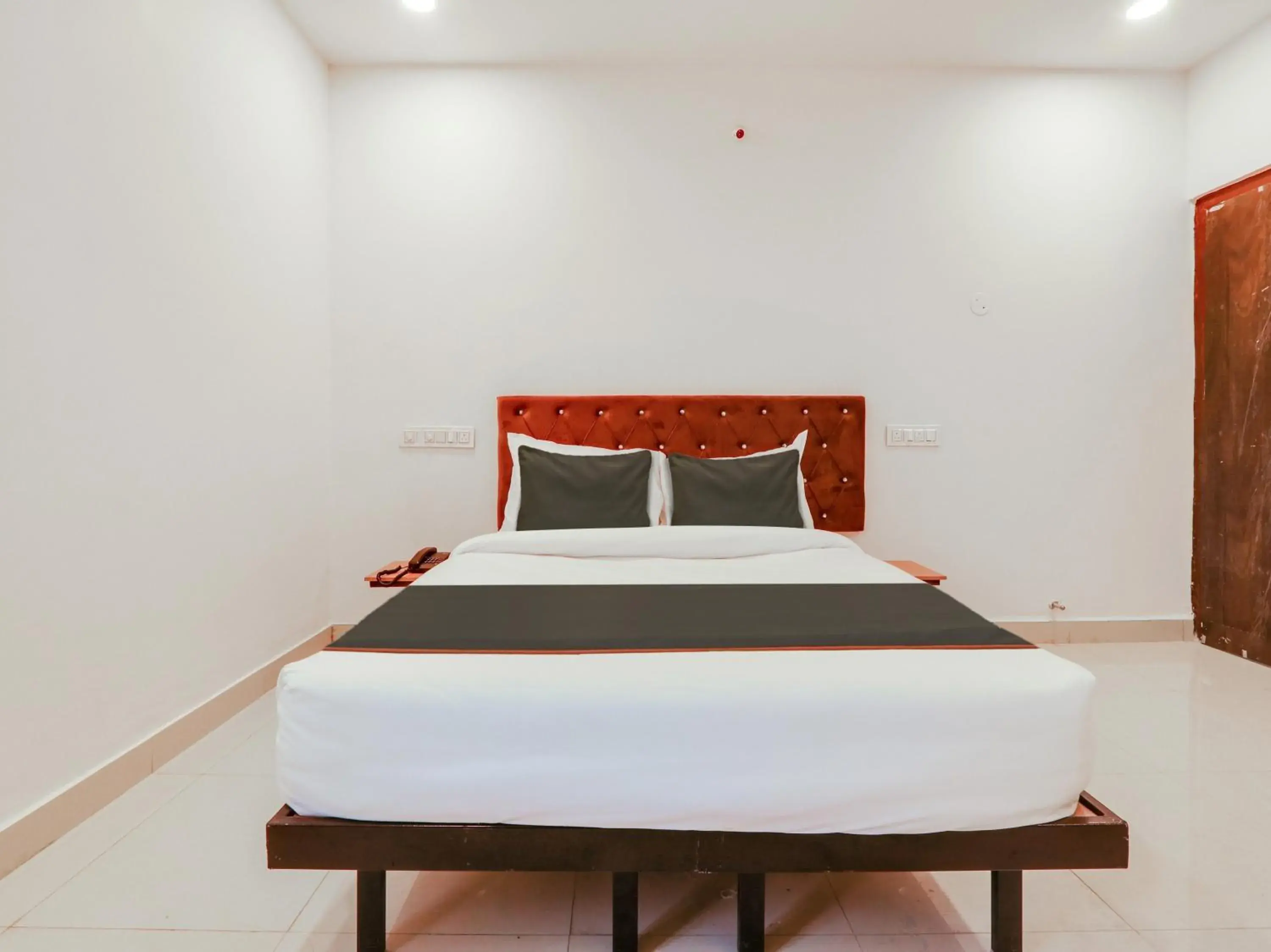 Bedroom, Bed in Super Collection O White Ridge Kamineni Bedroom, Bed in Super Collection O White Ridge Kamineni