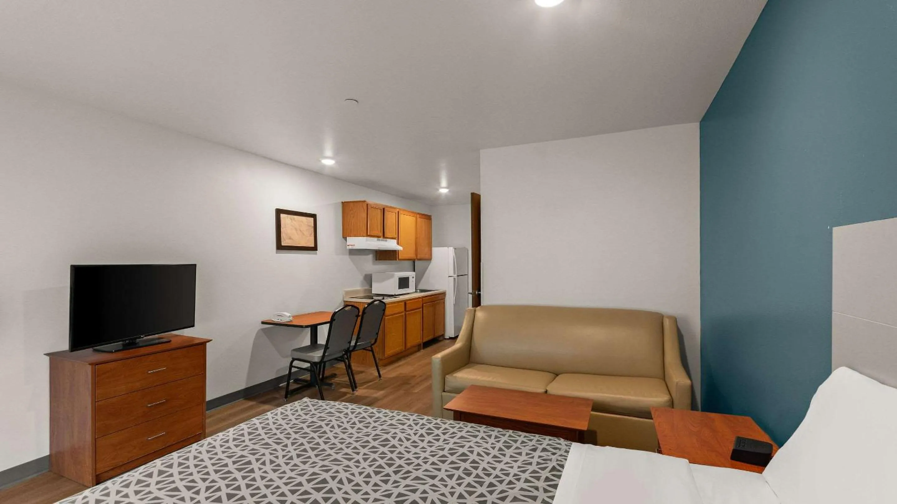 Bedroom, Bed in WoodSpring Suites Evansville