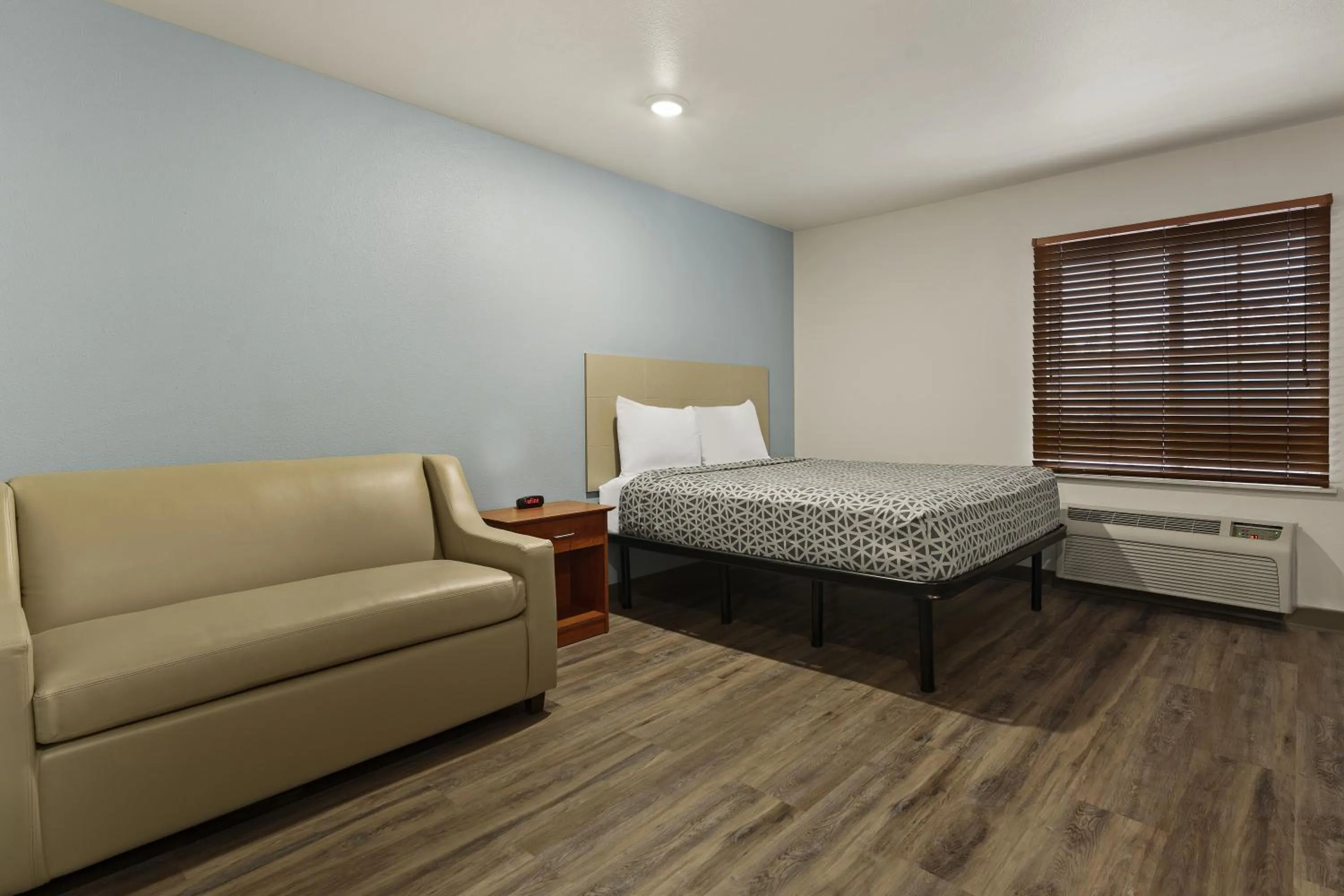Bedroom in WoodSpring Suites Macon West I-475