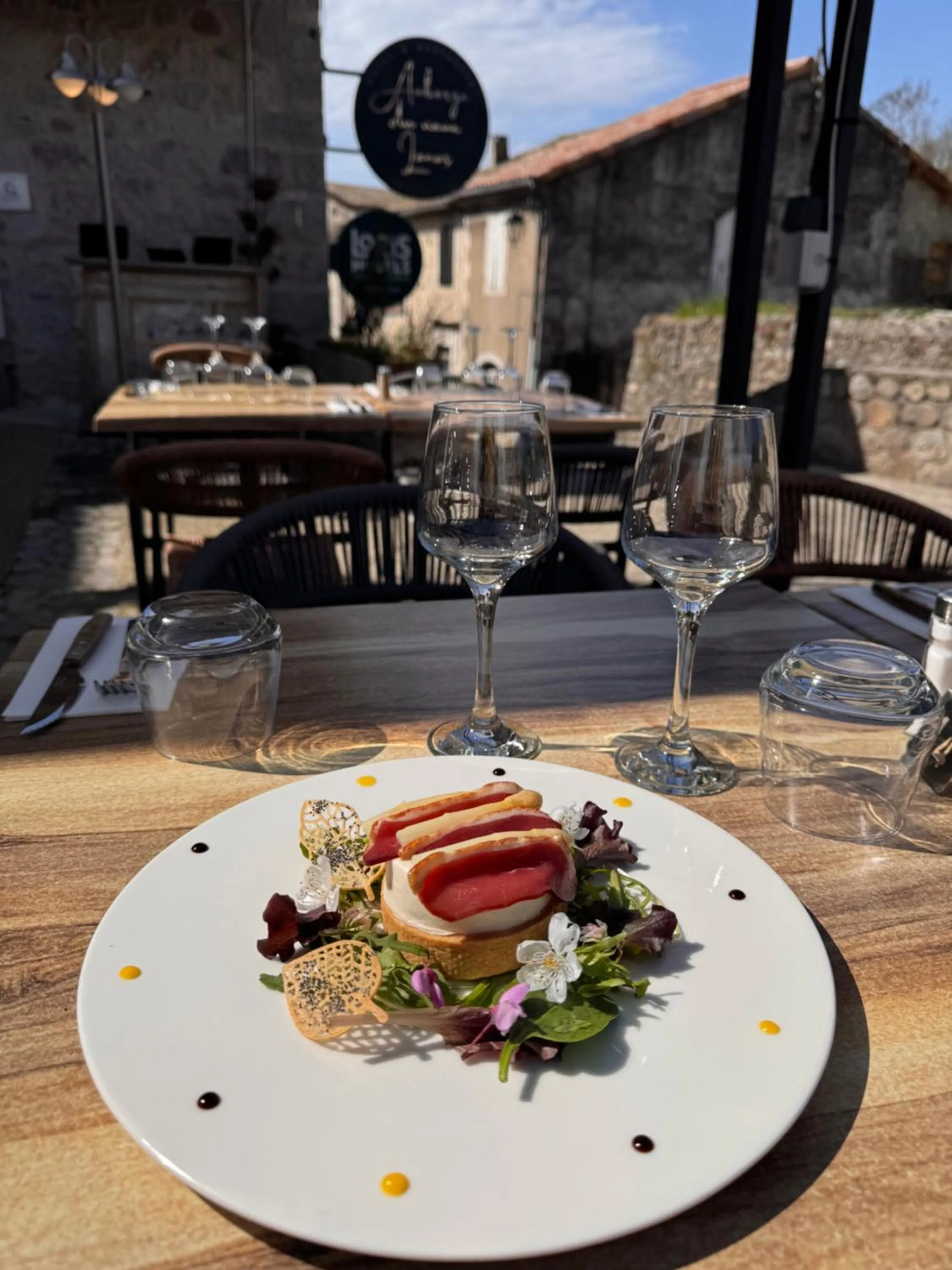 Patio in Auberge du Vieux Lanas Logis Hotel Restaurant