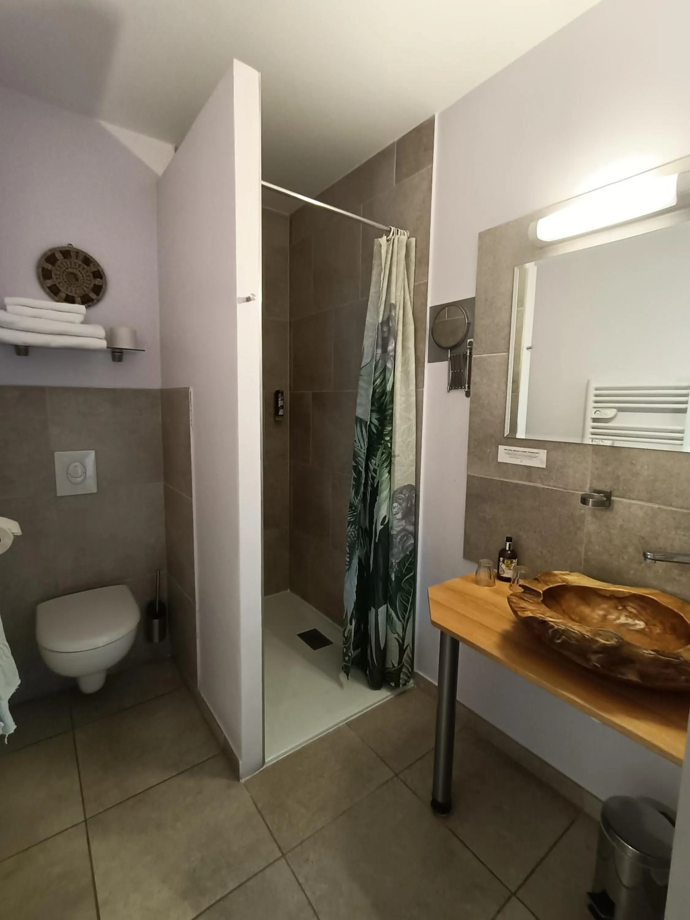 Bathroom in Auberge du Vieux Lanas Logis Hotel Restaurant