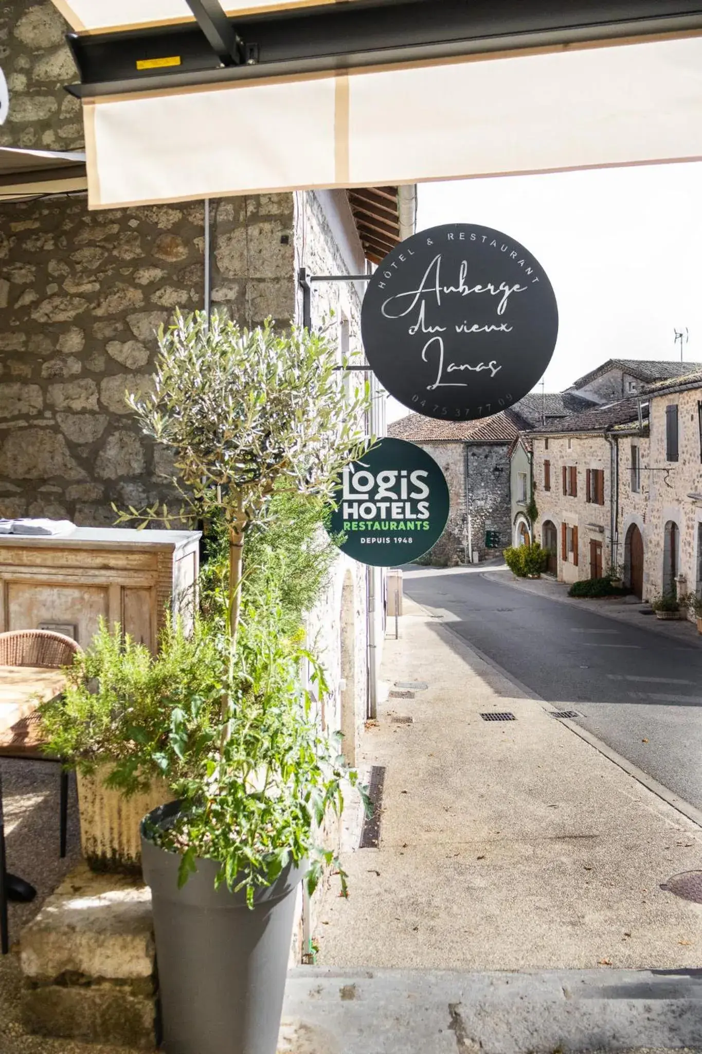 Property building in Auberge du Vieux Lanas Logis Hotel Restaurant Property building in Auberge du Vieux Lanas Logis Hotel Restaurant