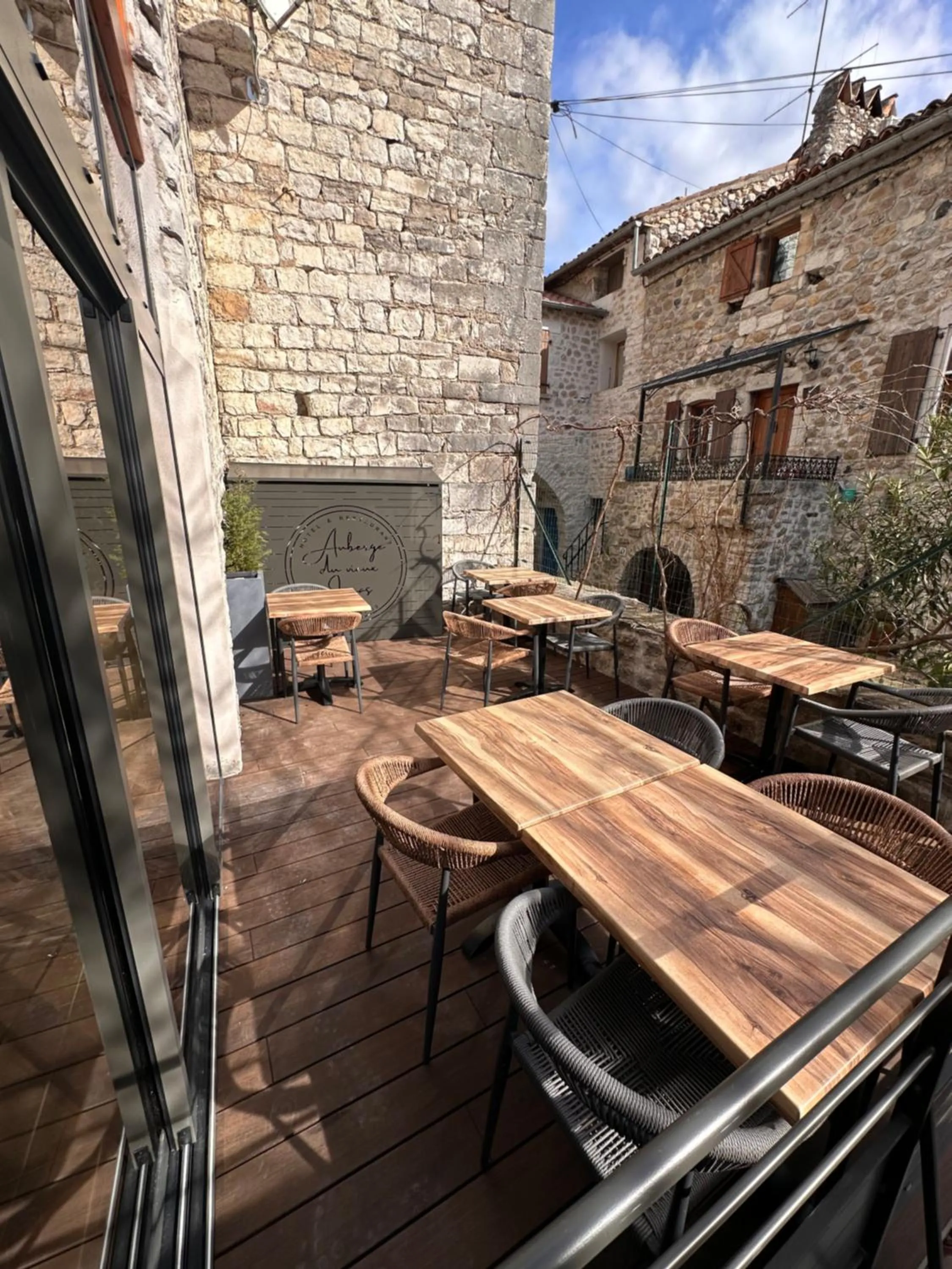 Patio in Auberge du Vieux Lanas Logis Hotel Restaurant