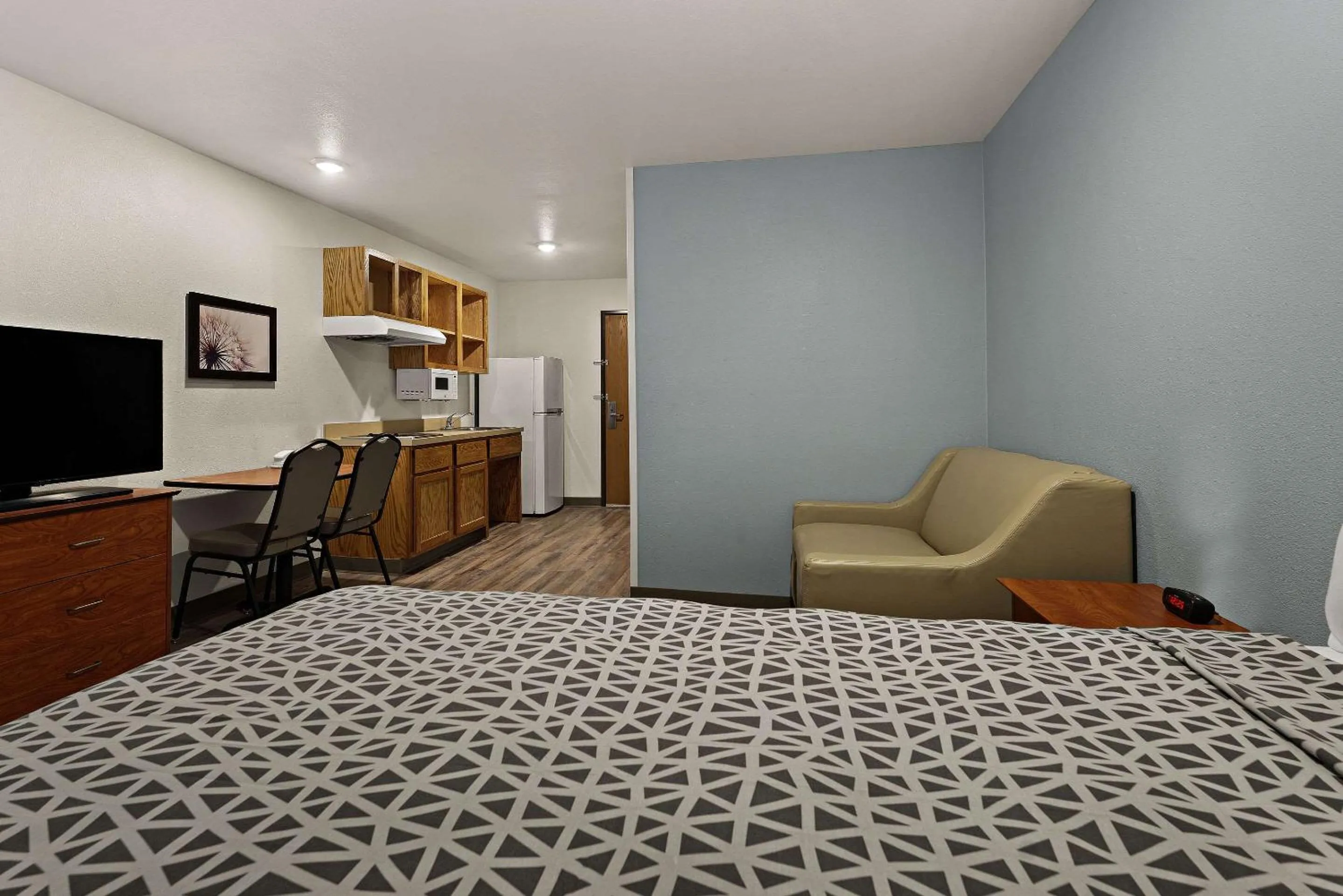 Bedroom, Bed in WoodSpring Suites Johnson City