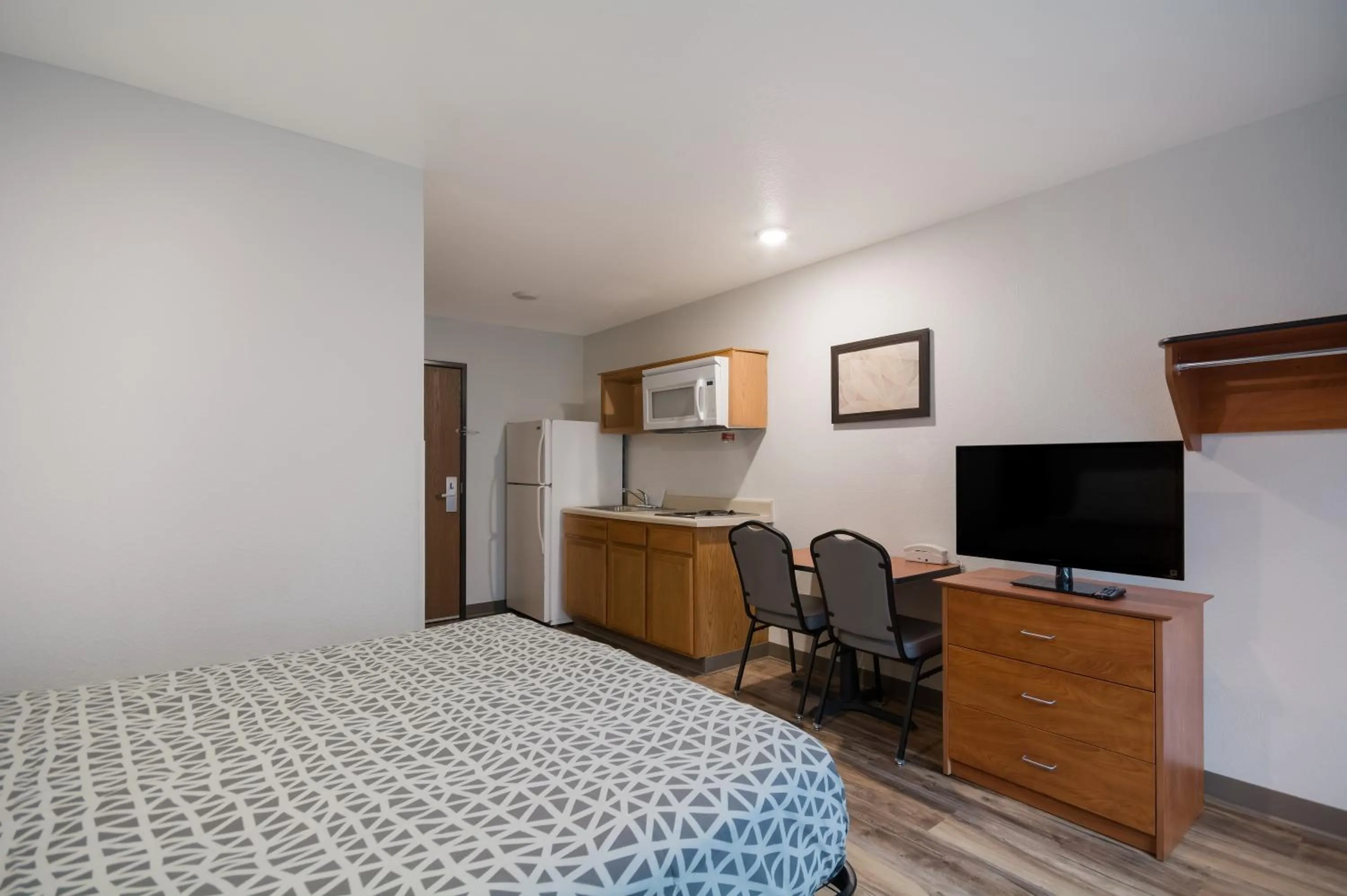 Bedroom, Bed in WoodSpring Suites Johnson City