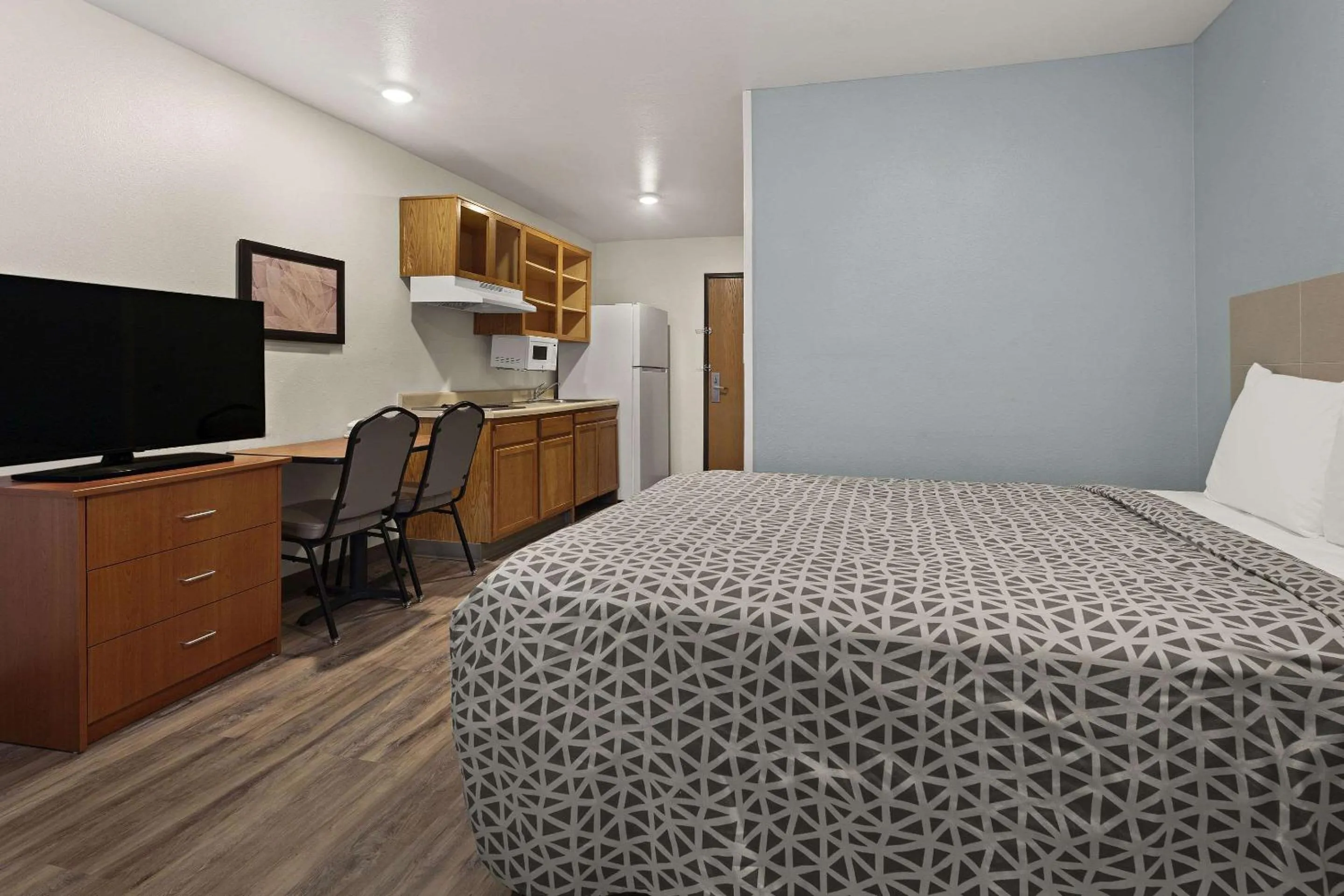 Bedroom, Bed in WoodSpring Suites Macon North