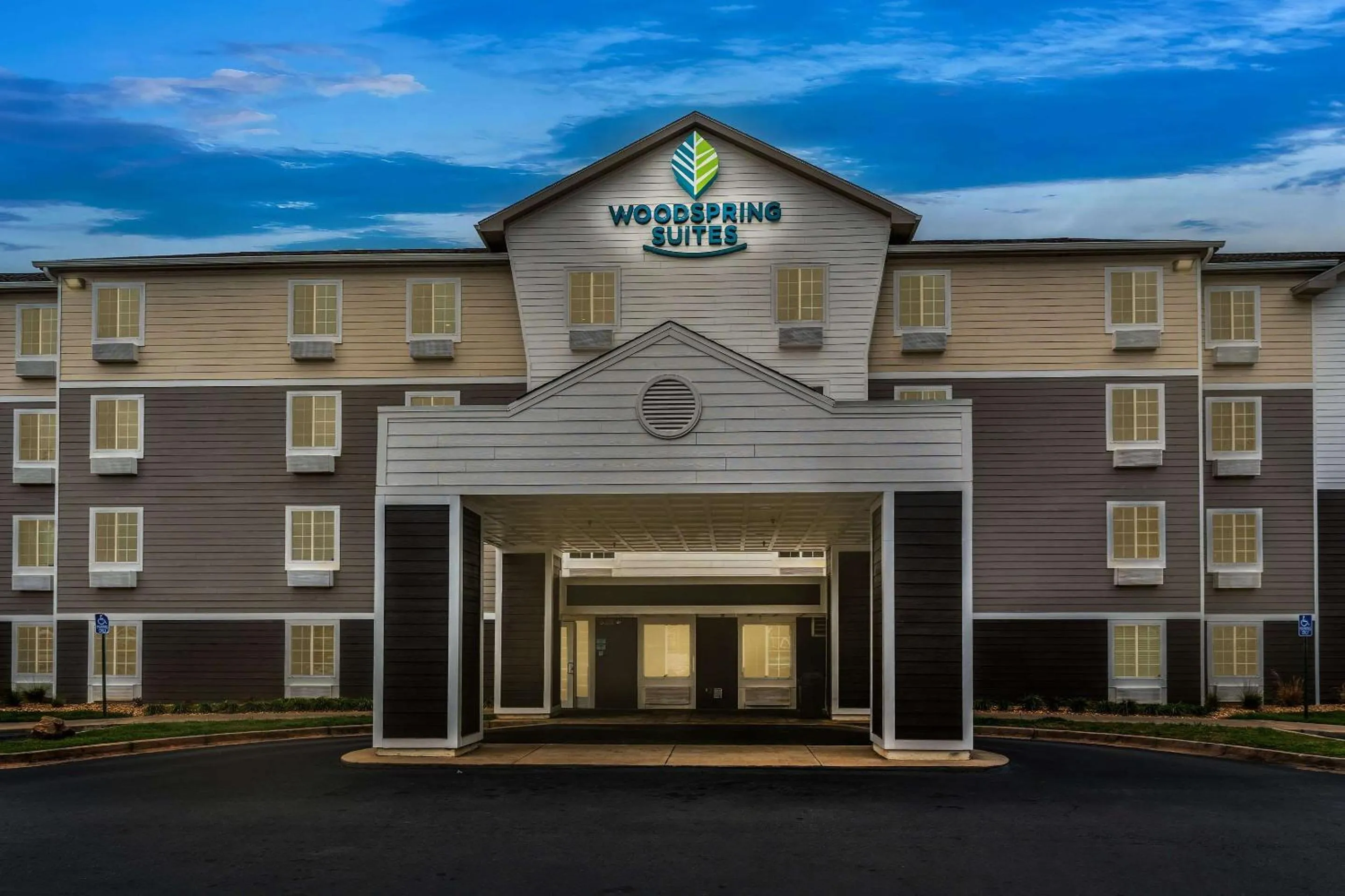 Property building in WoodSpring Suites Macon North
