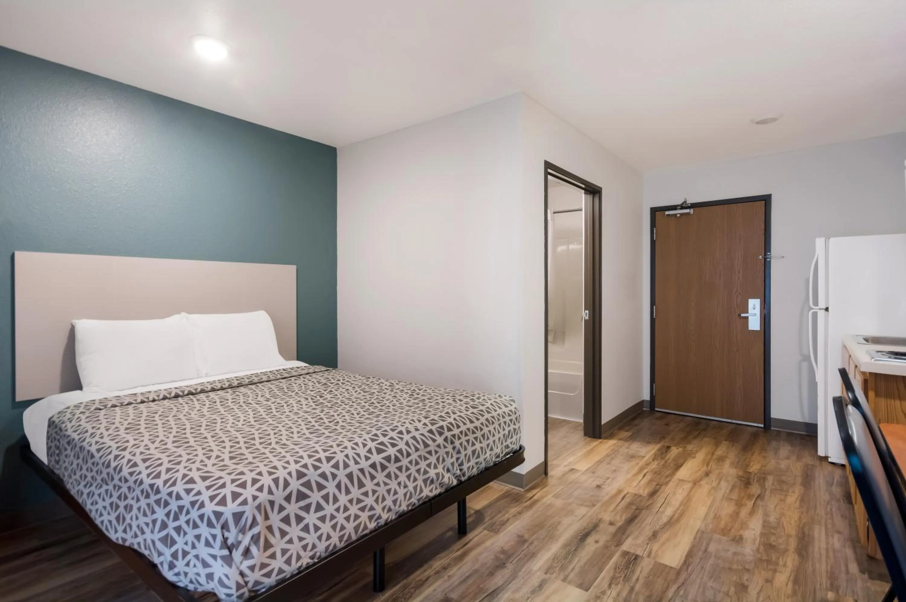 Bedroom, Bed in WoodSpring Suites Macon North