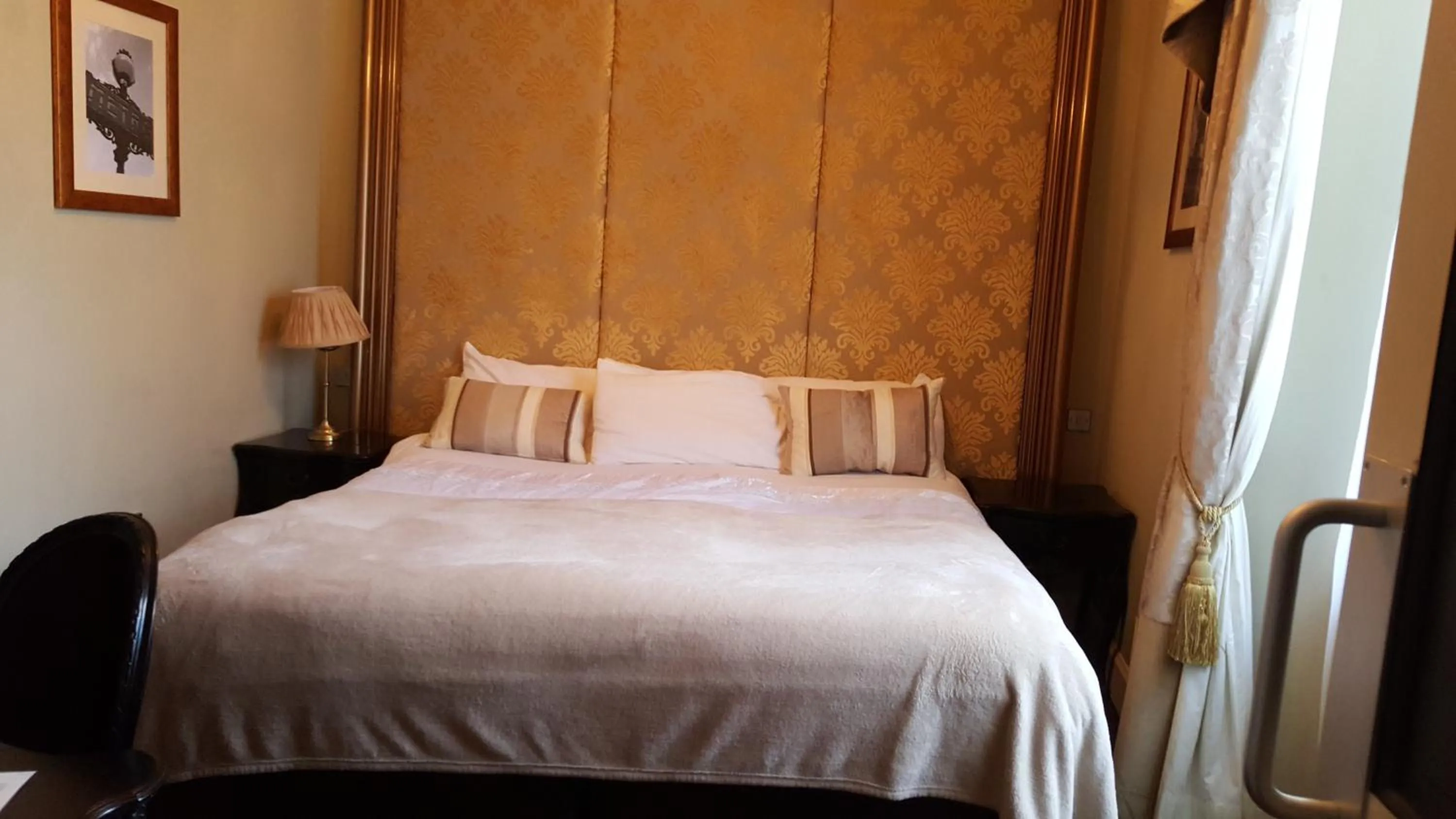 Bedroom, Bed in City Retreat Edinburgh ApartHotels