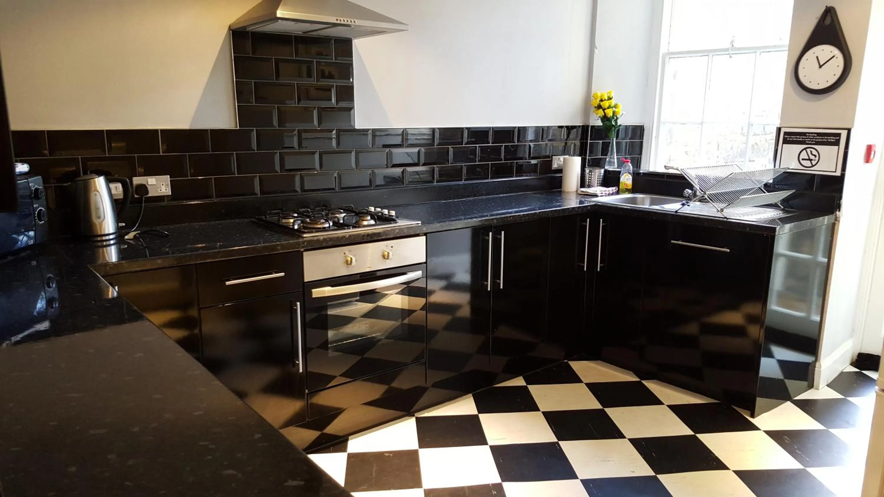 Kitchen or kitchenette in City Retreat Edinburgh ApartHotels