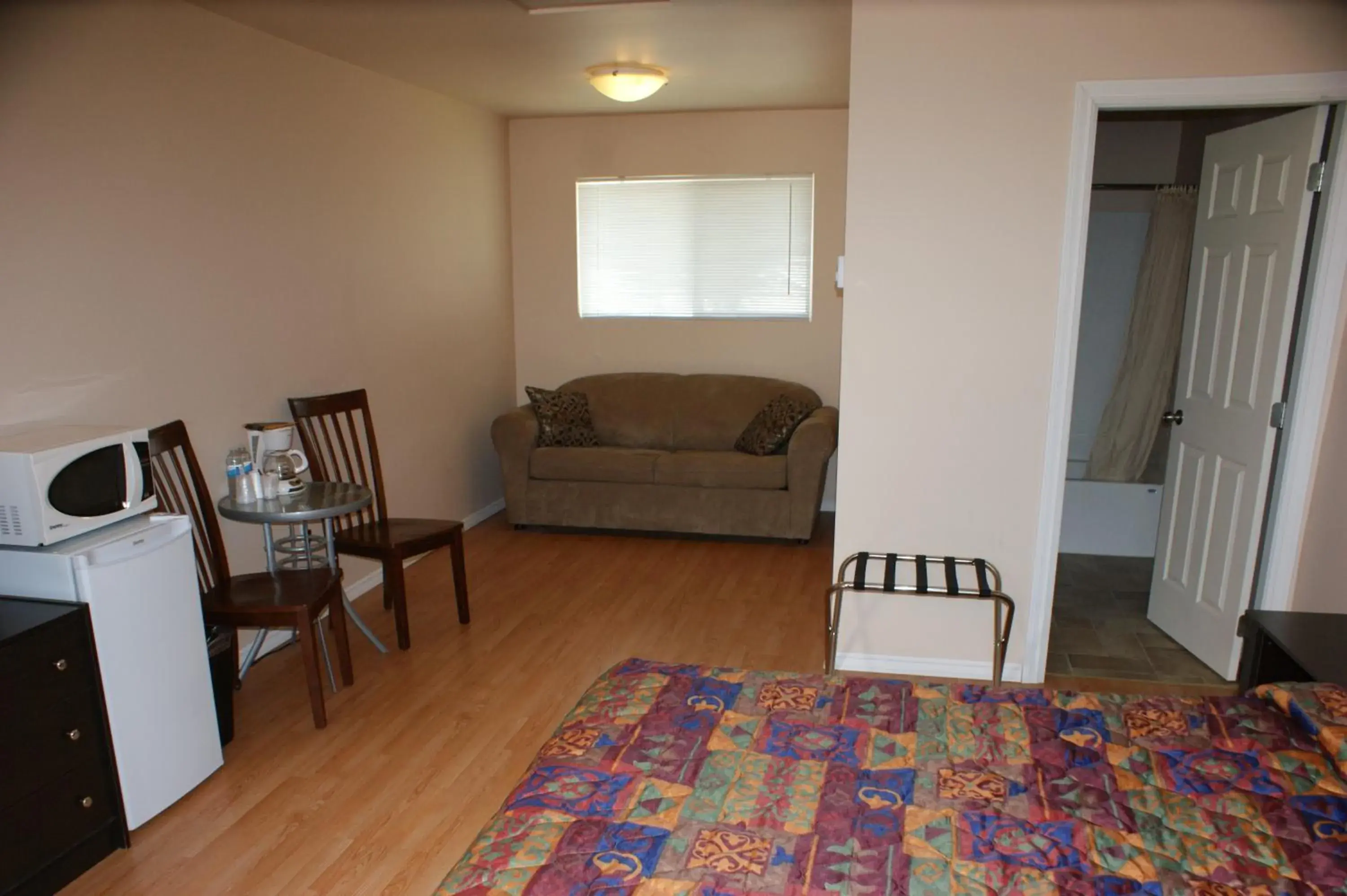 Standard Queen Room with Two Queen Beds in Elks Motel Standard Queen Room with Two Queen Beds in Elks Motel
