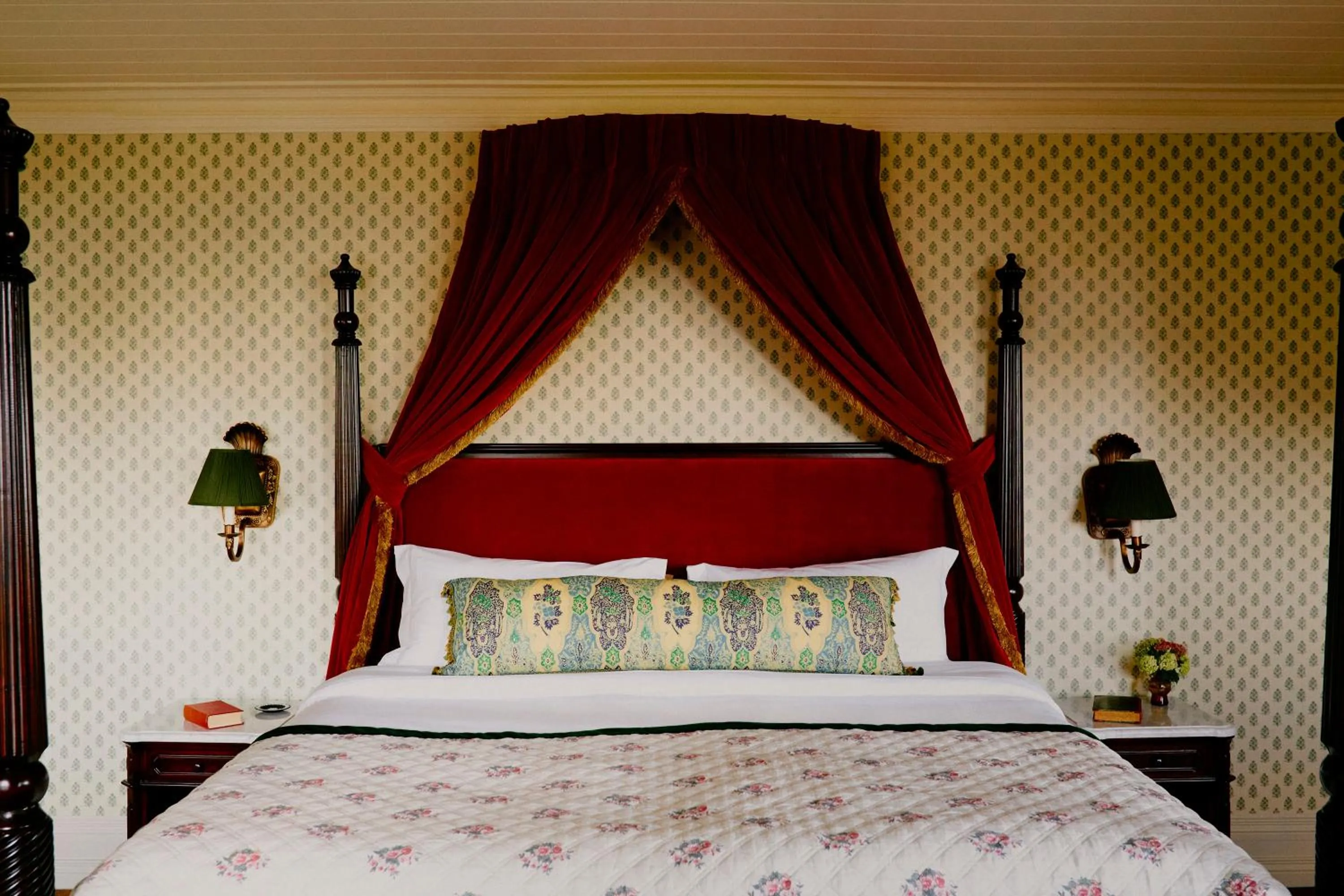 Photo of the whole room, Bed in Slieve Donard