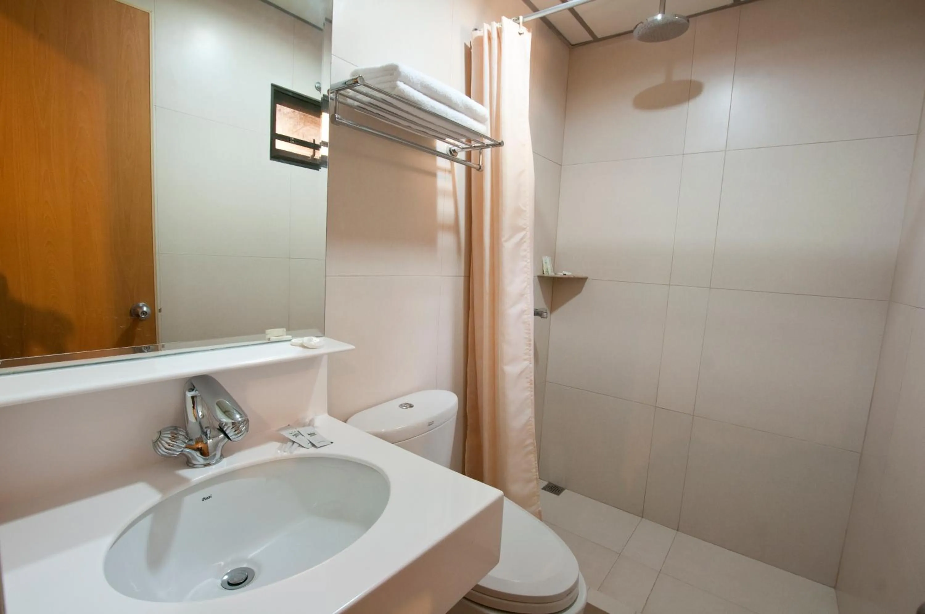 Bathroom in Kabayan Hotel Pasay