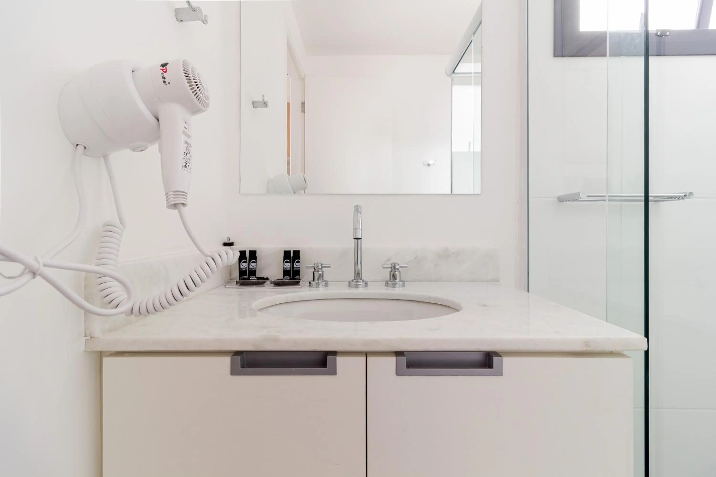 Shower in Charlie Harmonia Vila Madalena