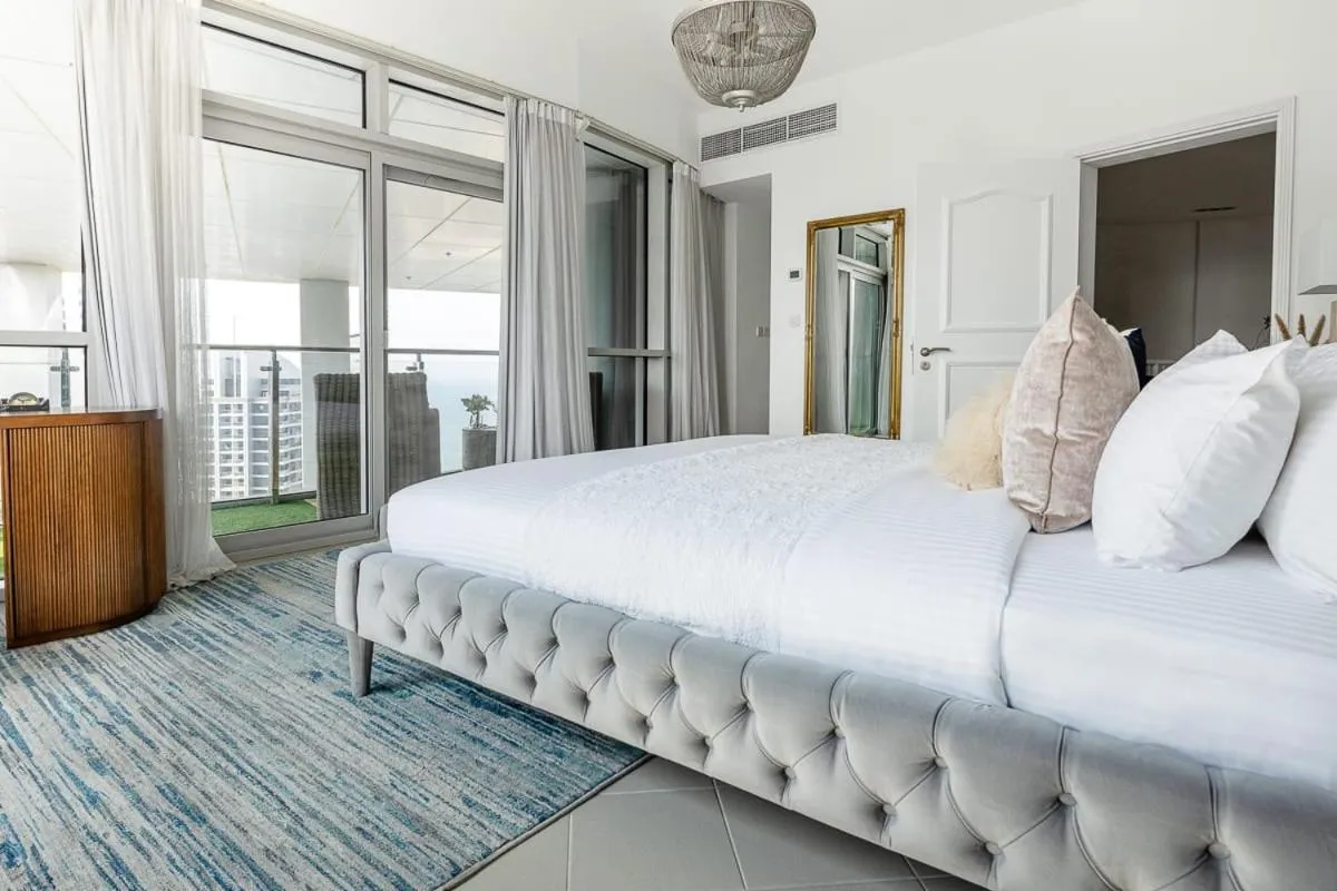Bed in Premium Penthouse w Private Pool in Dubai Marina