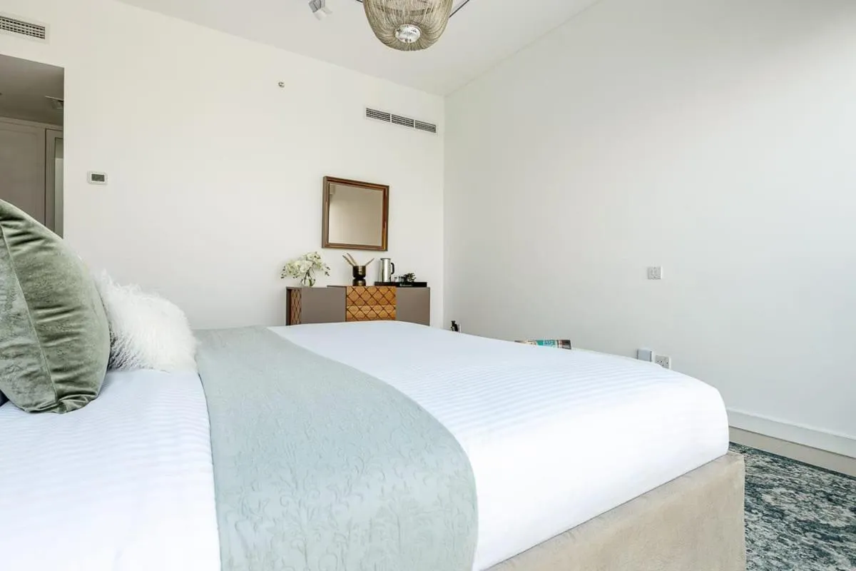 Bed in Premium Penthouse w Private Pool in Dubai Marina