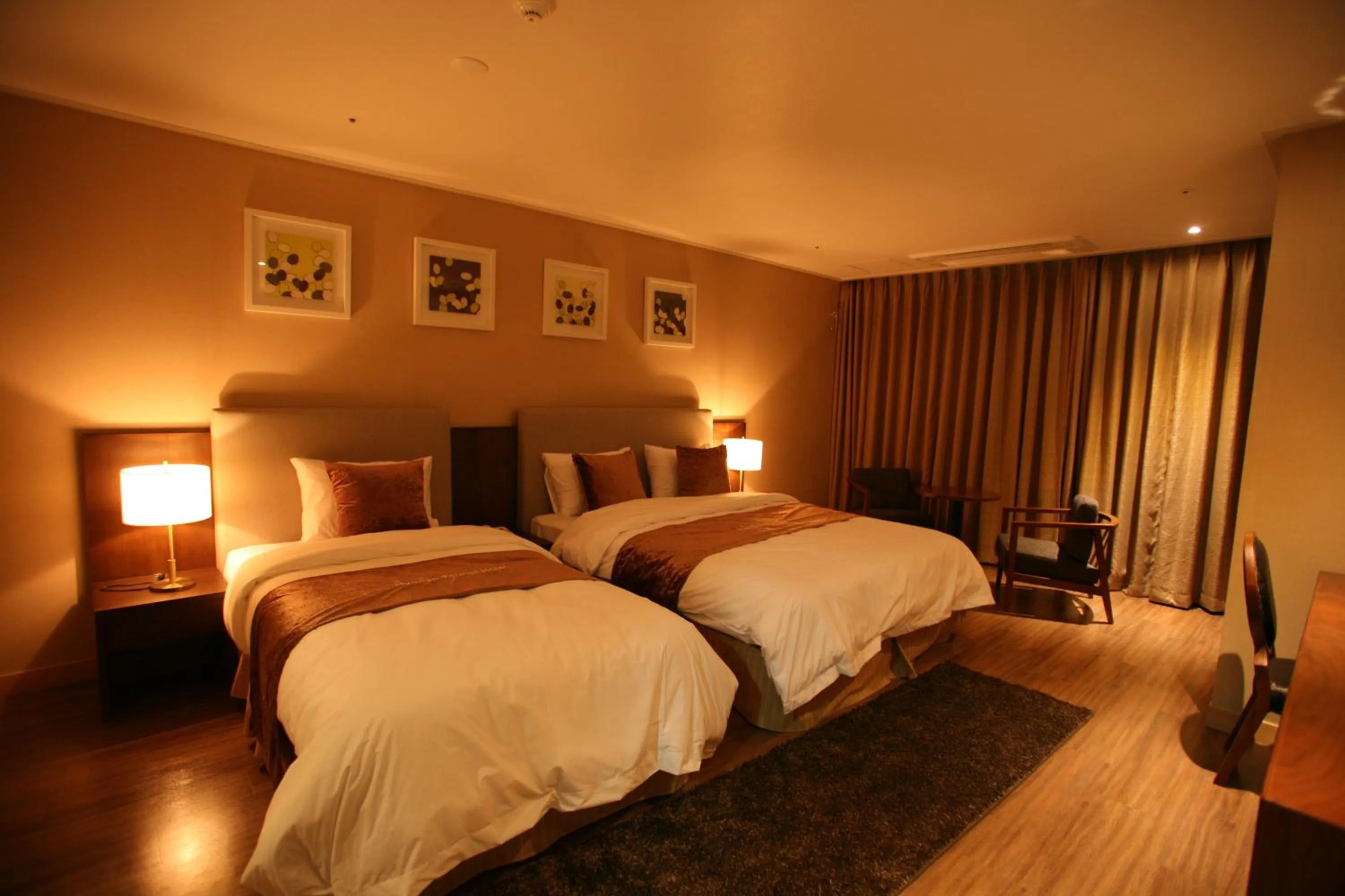 Photo of the whole room, Bed in Hyunjin Tourist Hotel