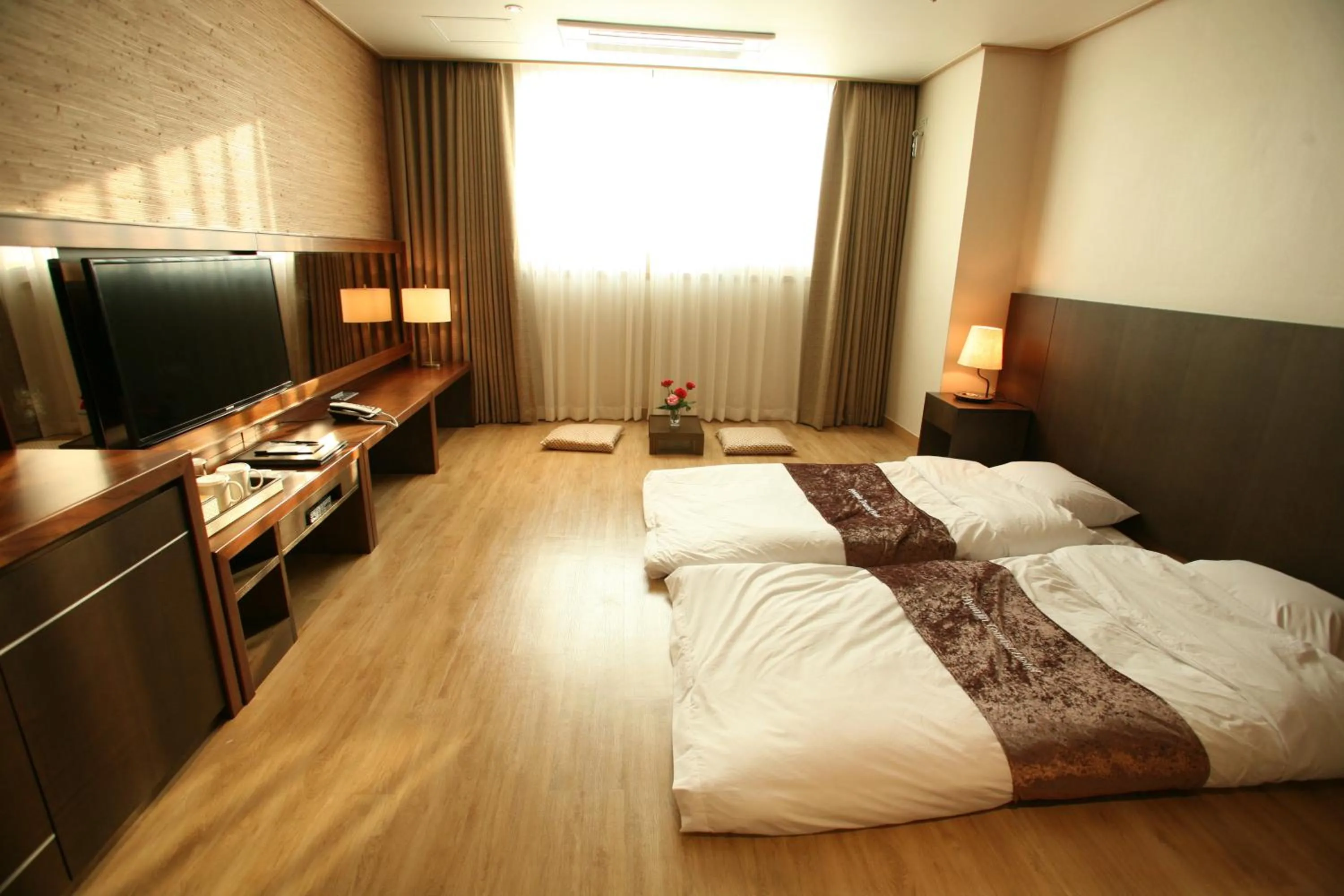 Photo of the whole room, Bed in Hyunjin Tourist Hotel