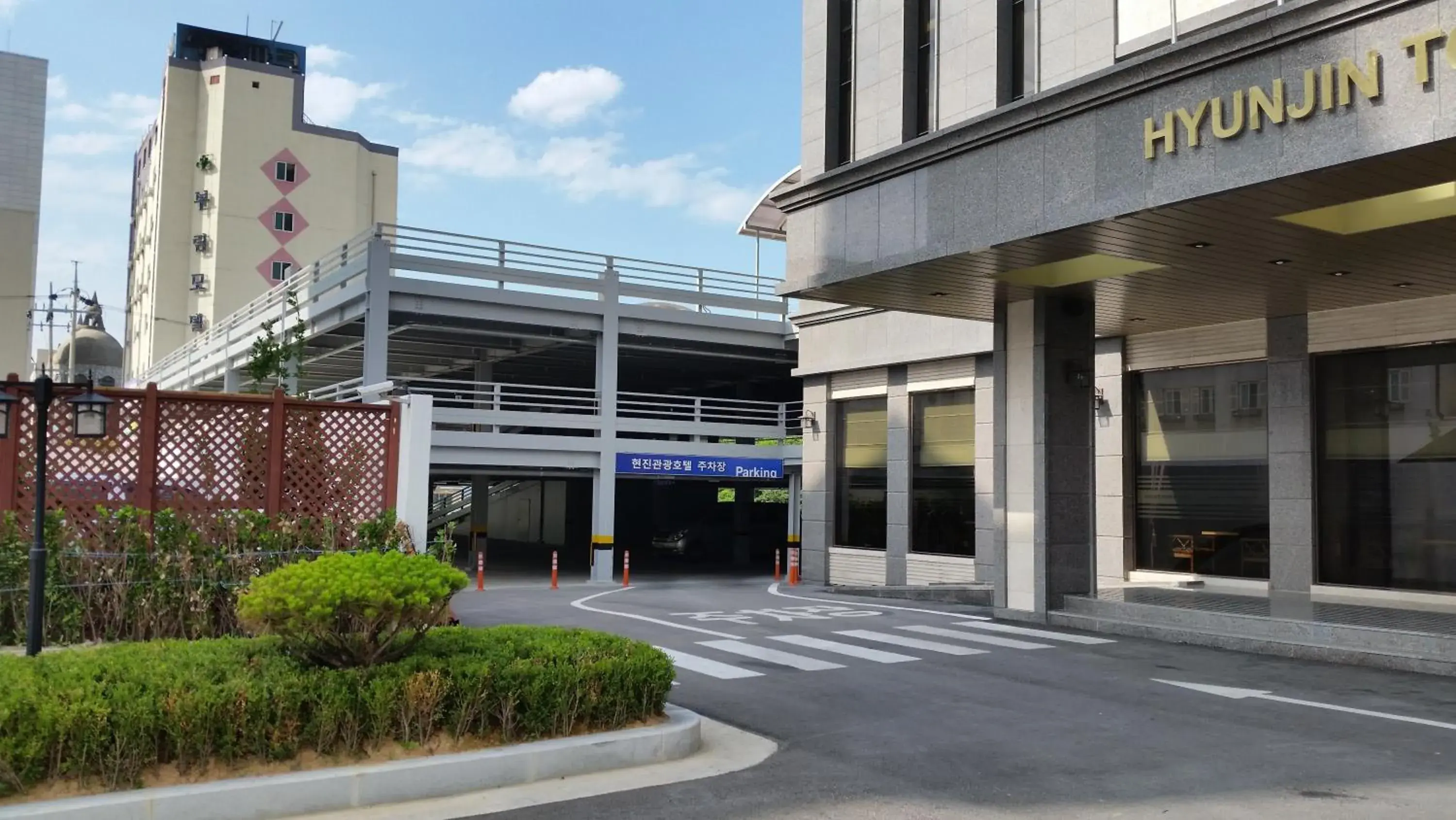 Facade/entrance in Hyunjin Tourist Hotel Facade/entrance in Hyunjin Tourist Hotel