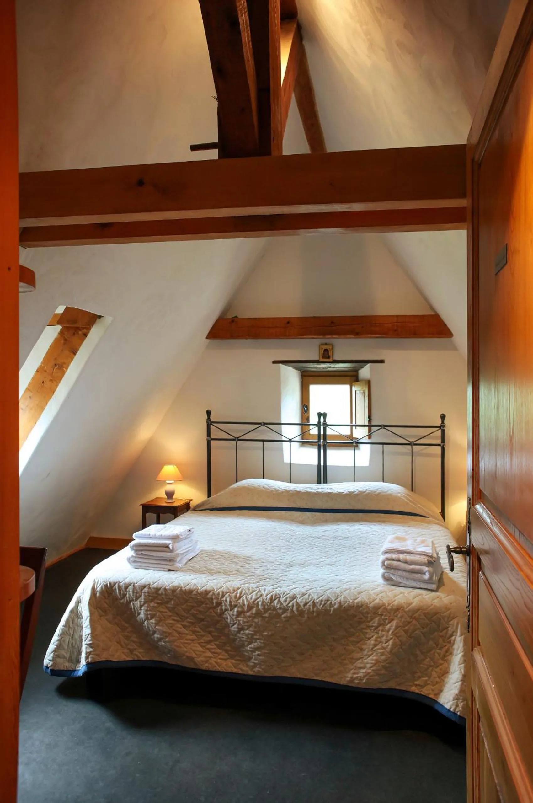 Bedroom, Bed in Chambres d'hôtes avec Piscine la Rossillonie