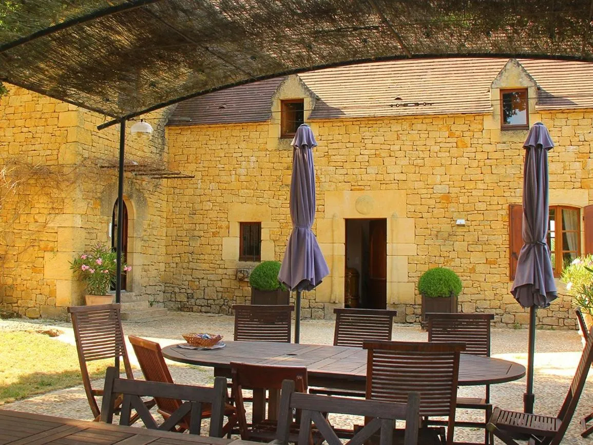 Patio in Chambres d'hôtes avec Piscine la Rossillonie