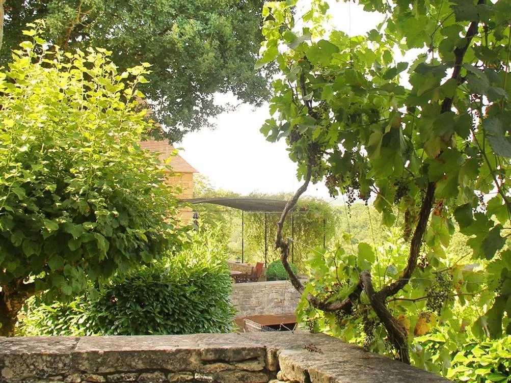 Property building in Chambres d'hôtes avec Piscine la Rossillonie