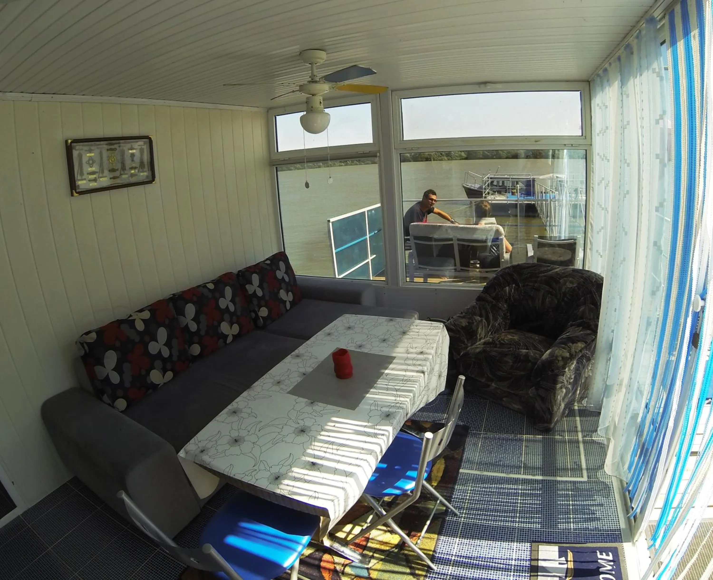 Living room in Delta Pontoon