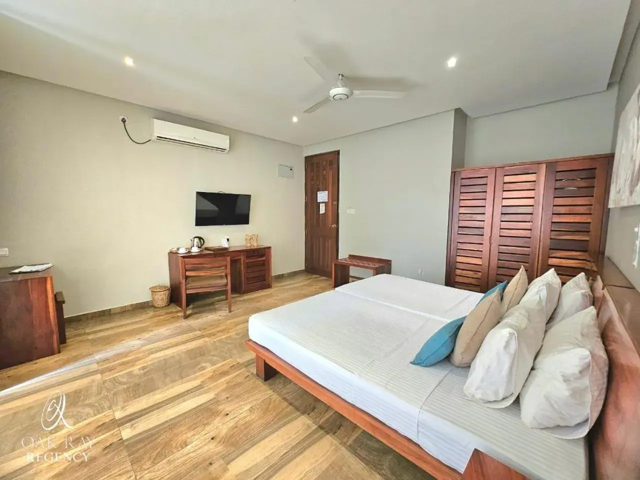 TV and multimedia, Bed in Oak Ray Regency TV and multimedia, Bed in Oak Ray Regency