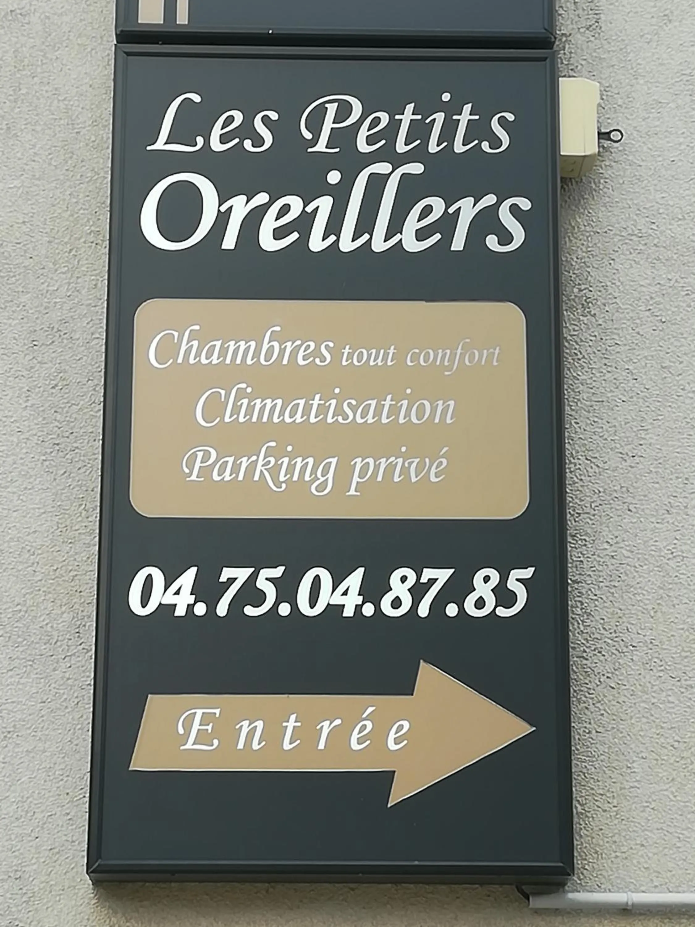 Property logo or sign in Hôtel Les Petits Oreillers