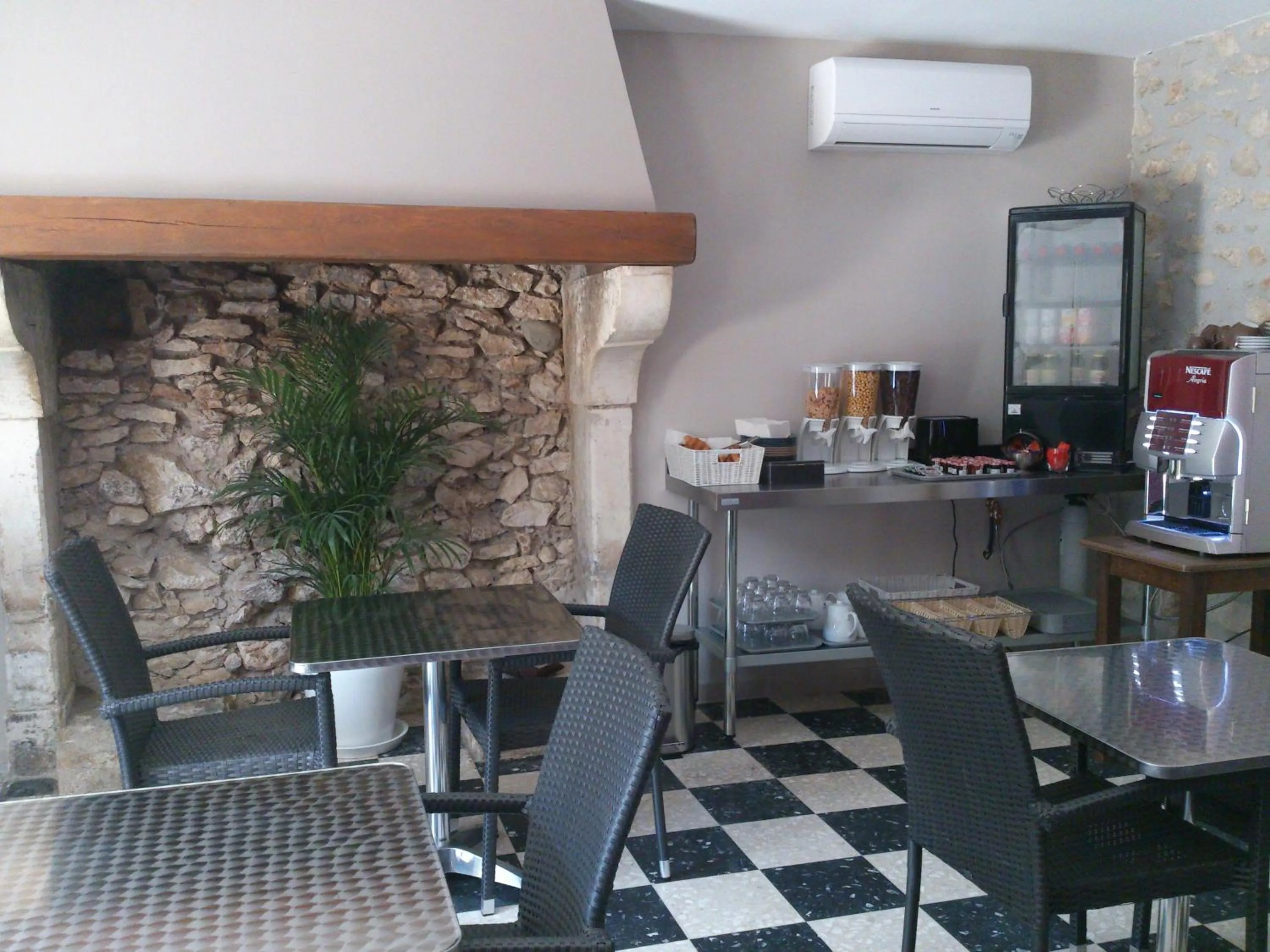 Lounge or bar in Hôtel Les Petits Oreillers