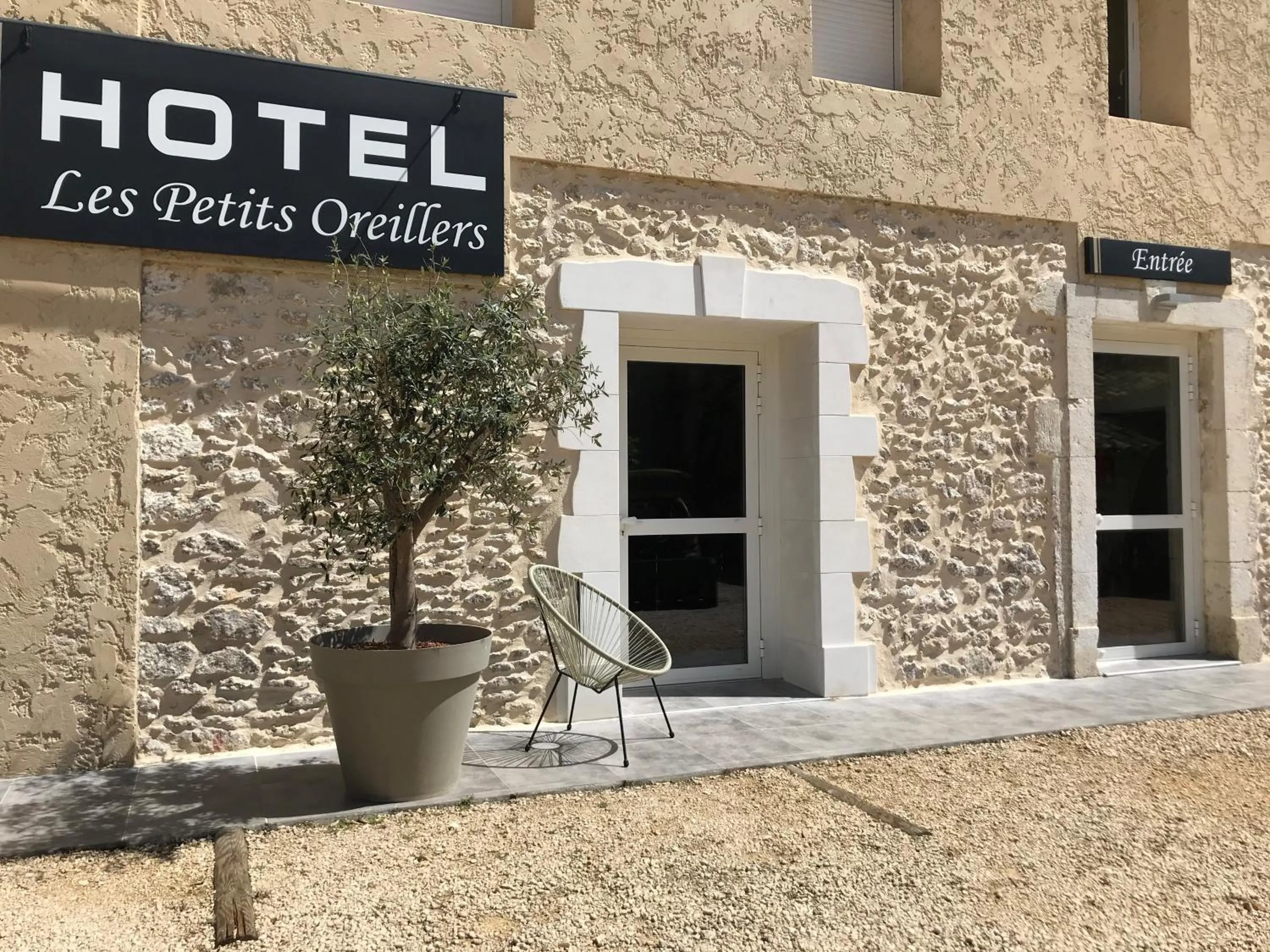 Property building in Hôtel Les Petits Oreillers