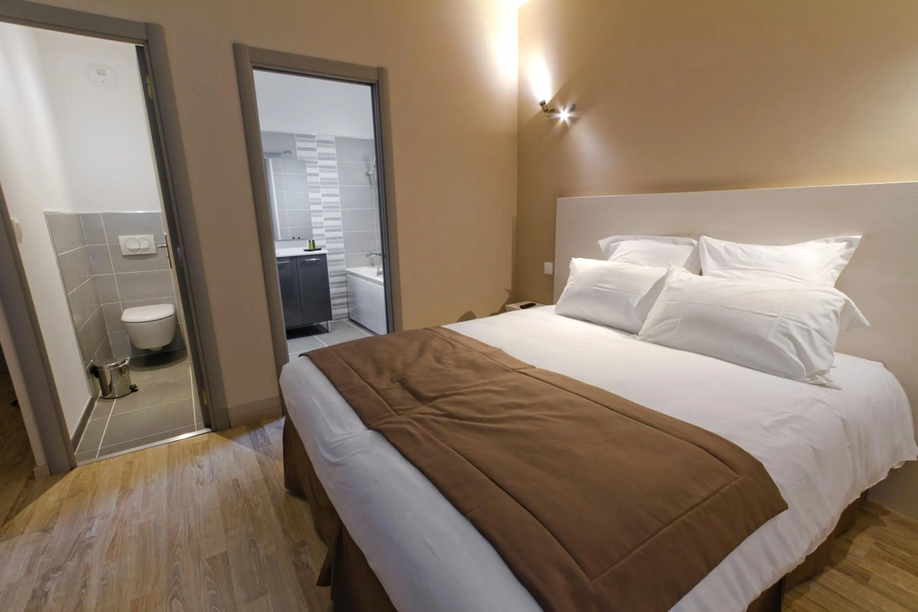 Photo of the whole room, Bed in Hôtel Les Petits Oreillers