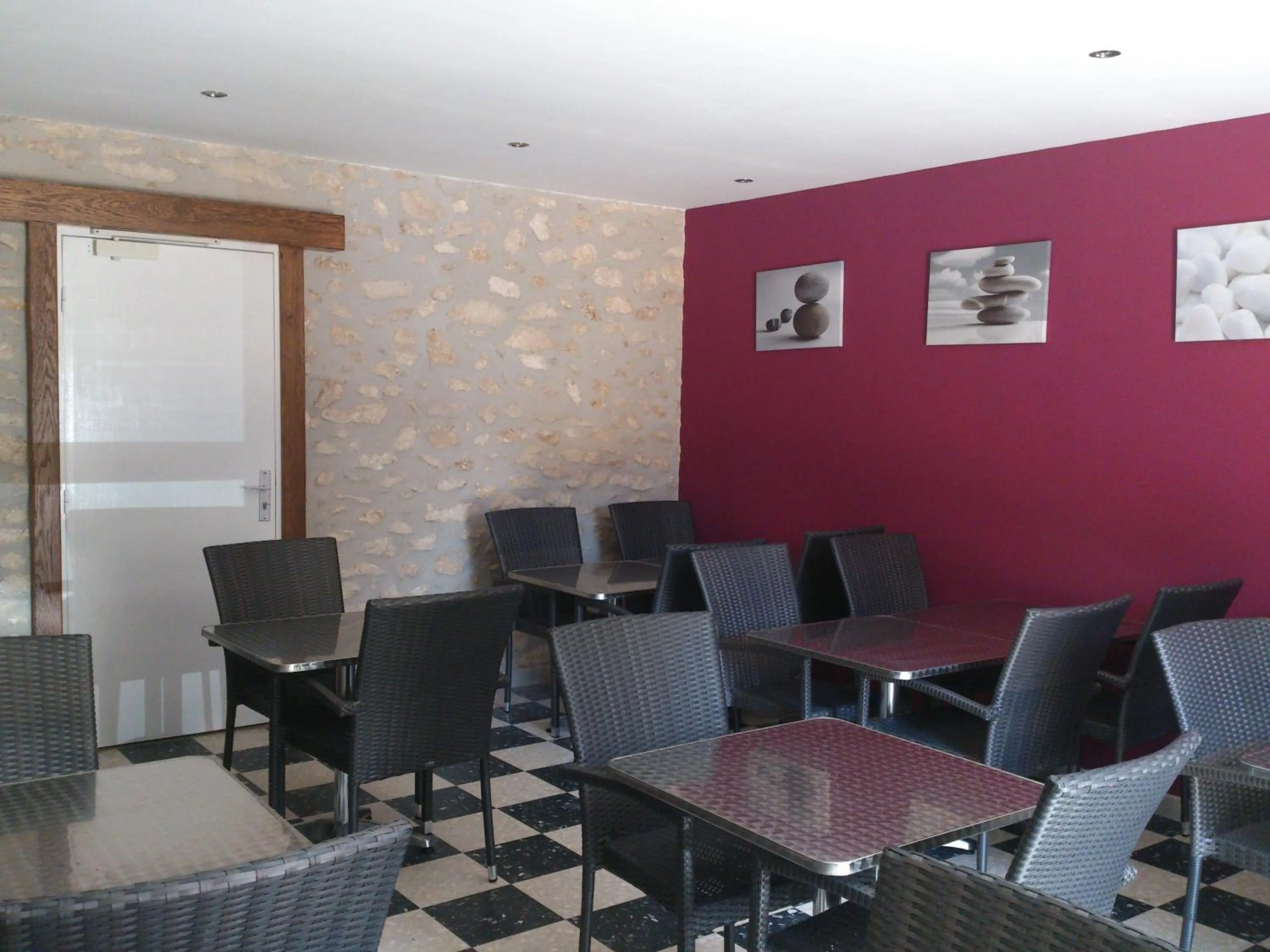 Lounge or bar in Hôtel Les Petits Oreillers