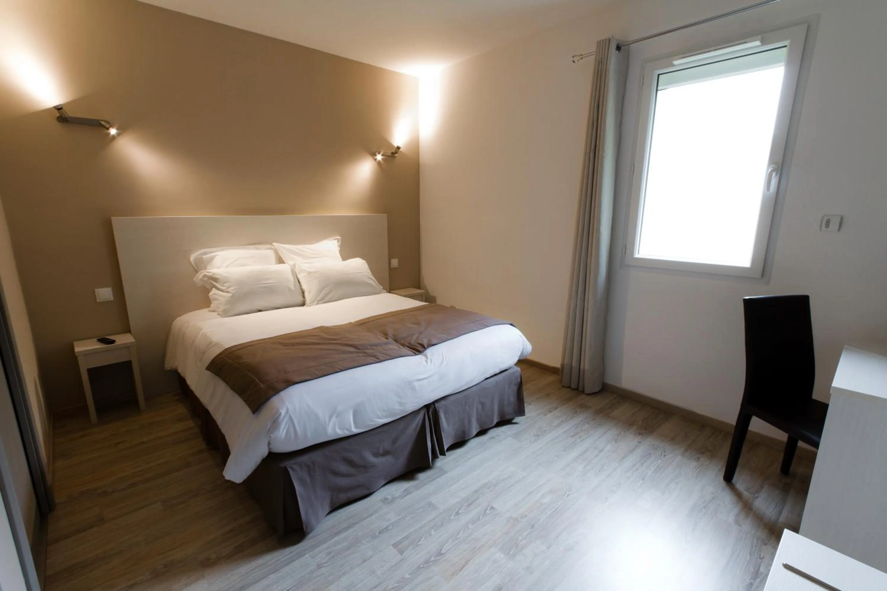 Day, Bed in Hôtel Les Petits Oreillers