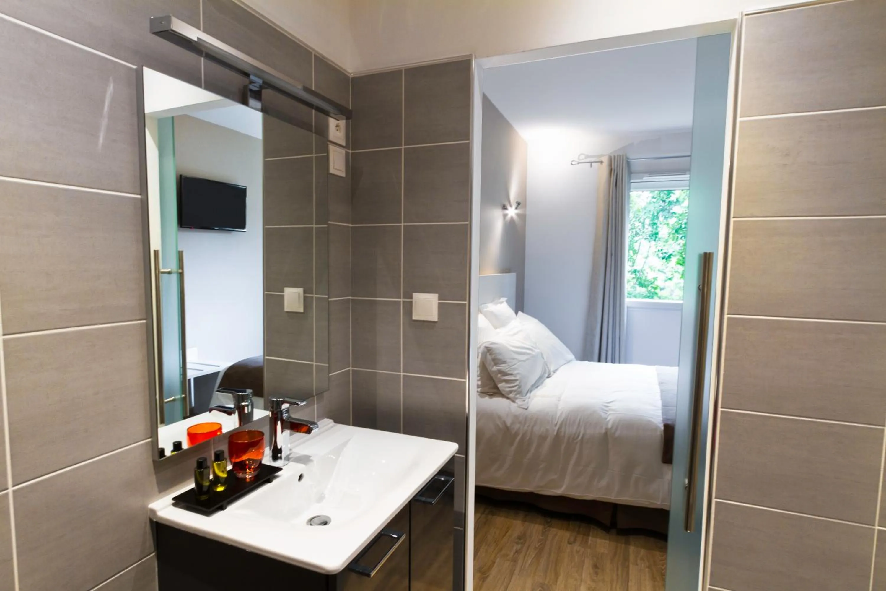 Bathroom, Bed in Hôtel Les Petits Oreillers