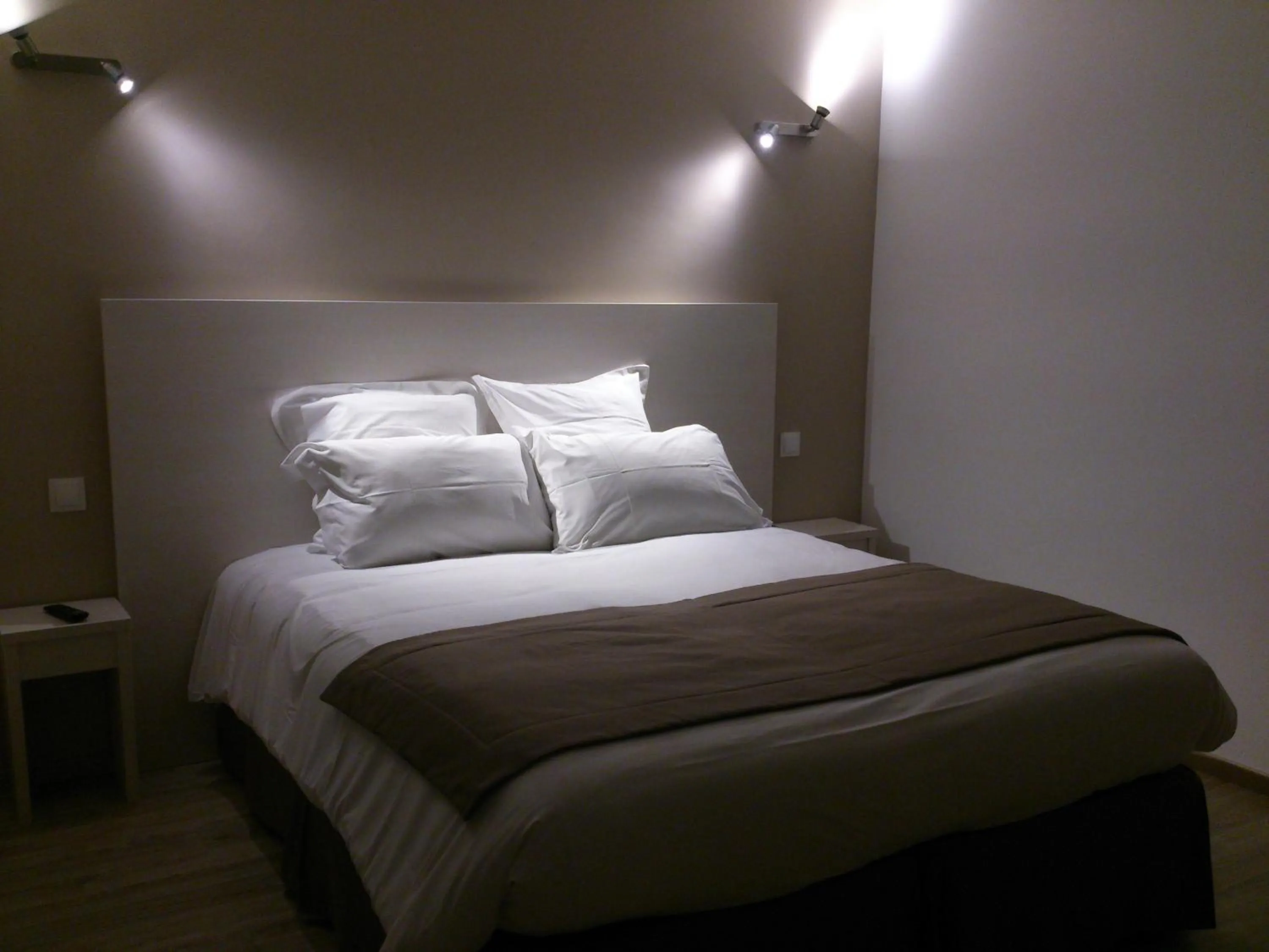 Bed in Hôtel Les Petits Oreillers