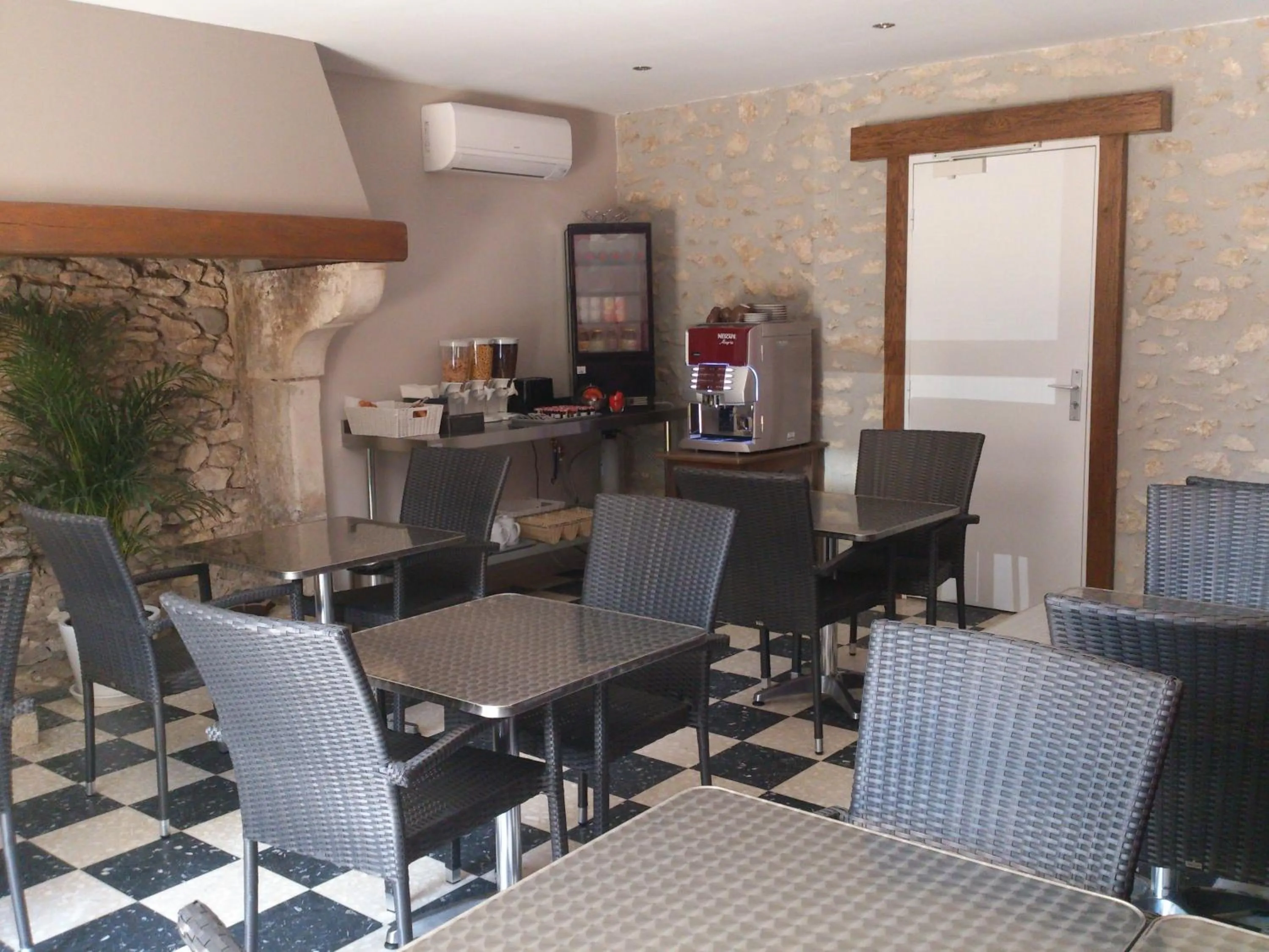 Lounge or bar in Hôtel Les Petits Oreillers