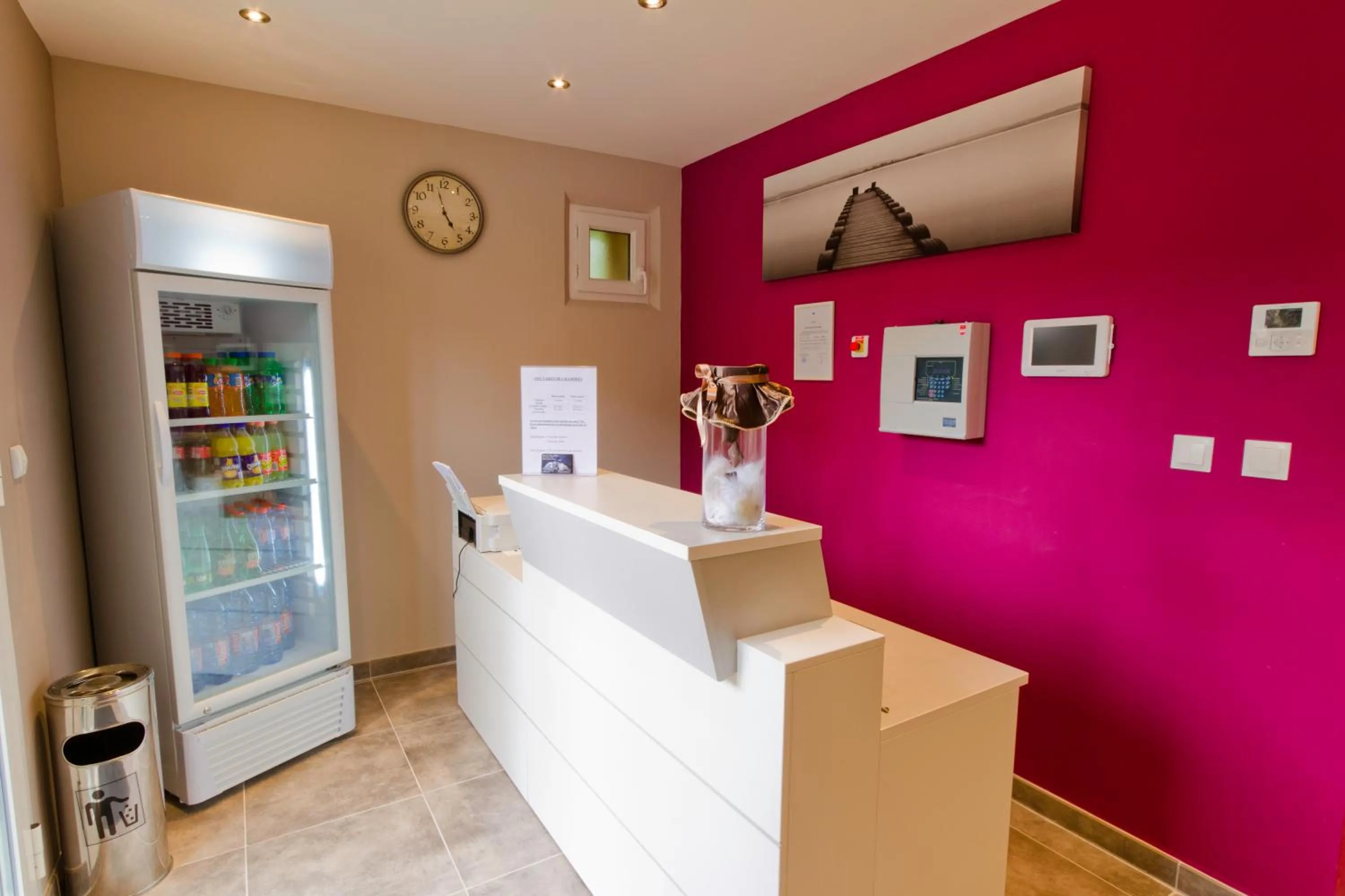 Lobby or reception in Hôtel Les Petits Oreillers
