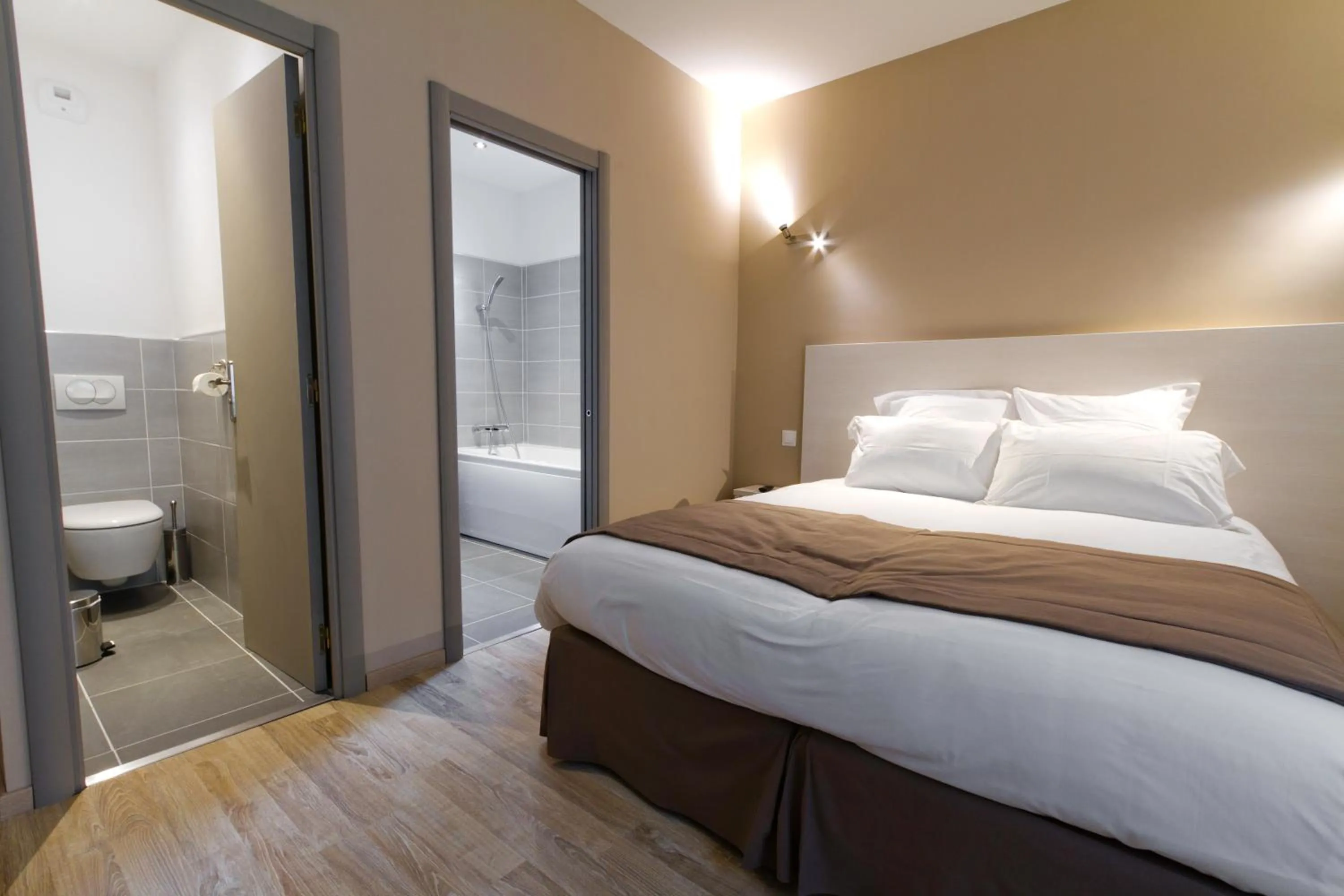 Photo of the whole room, Bed in Hôtel Les Petits Oreillers