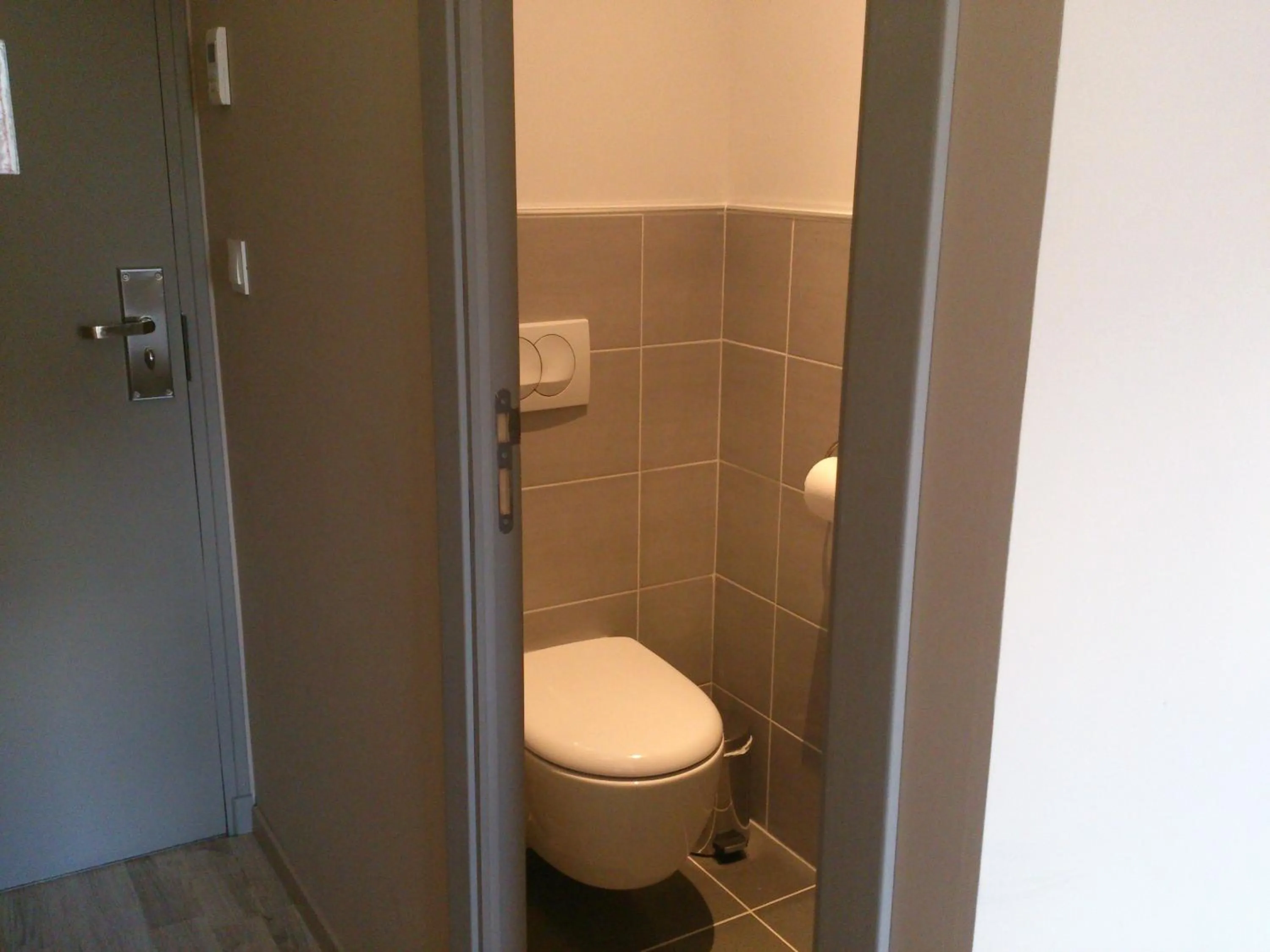 Toilet in Hôtel Les Petits Oreillers