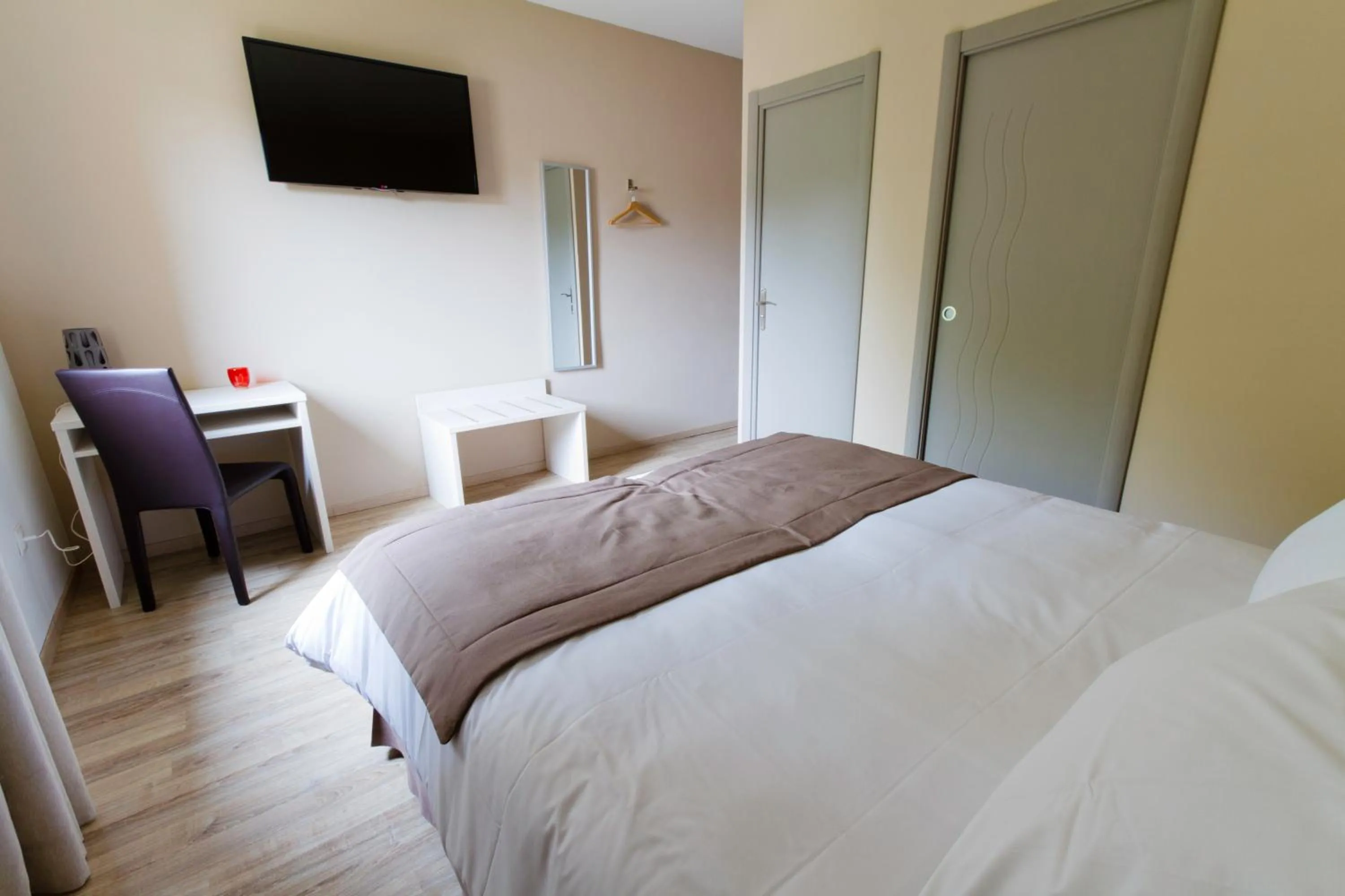 Photo of the whole room, Bed in Hôtel Les Petits Oreillers