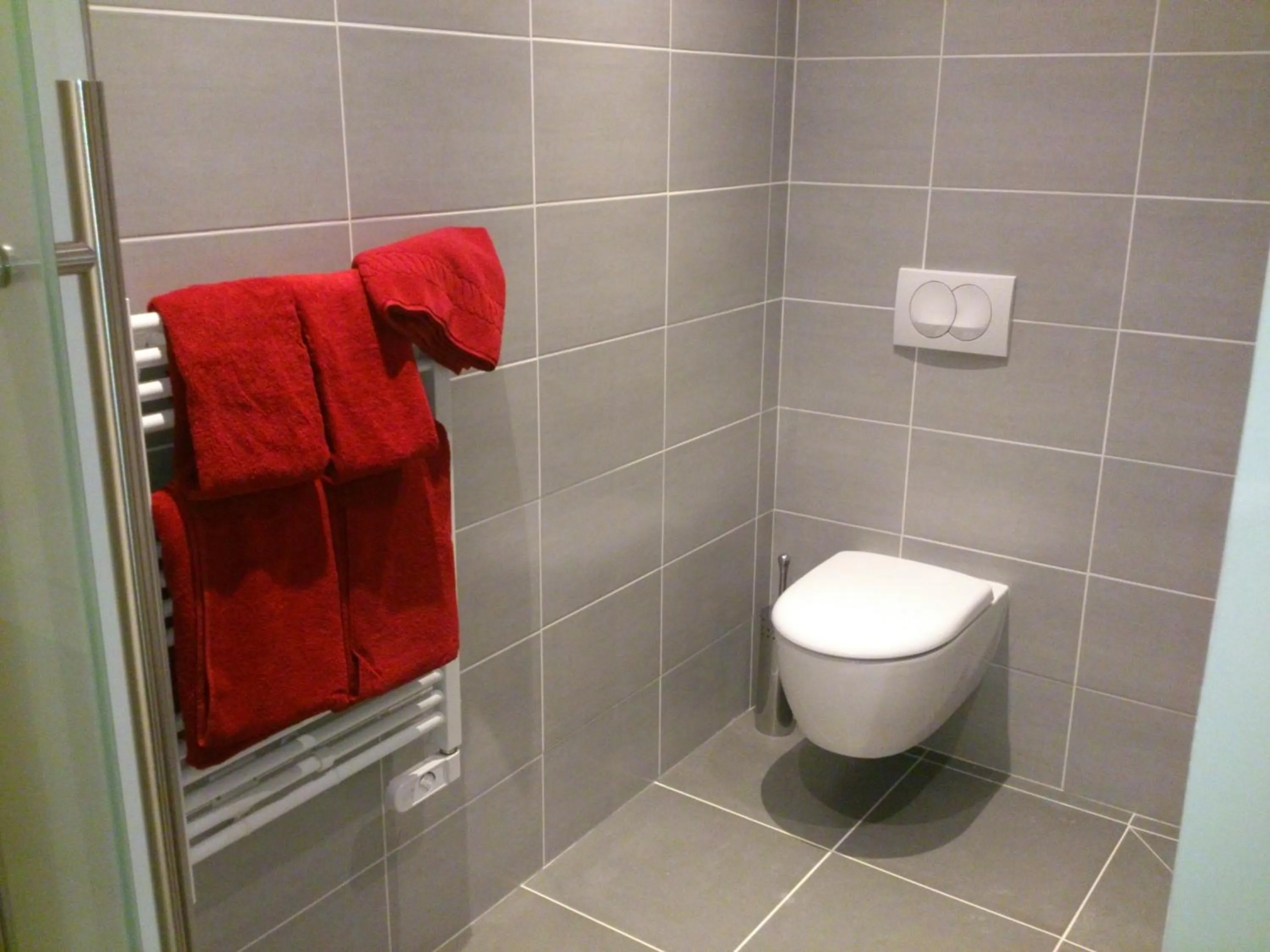 Toilet in Hôtel Les Petits Oreillers