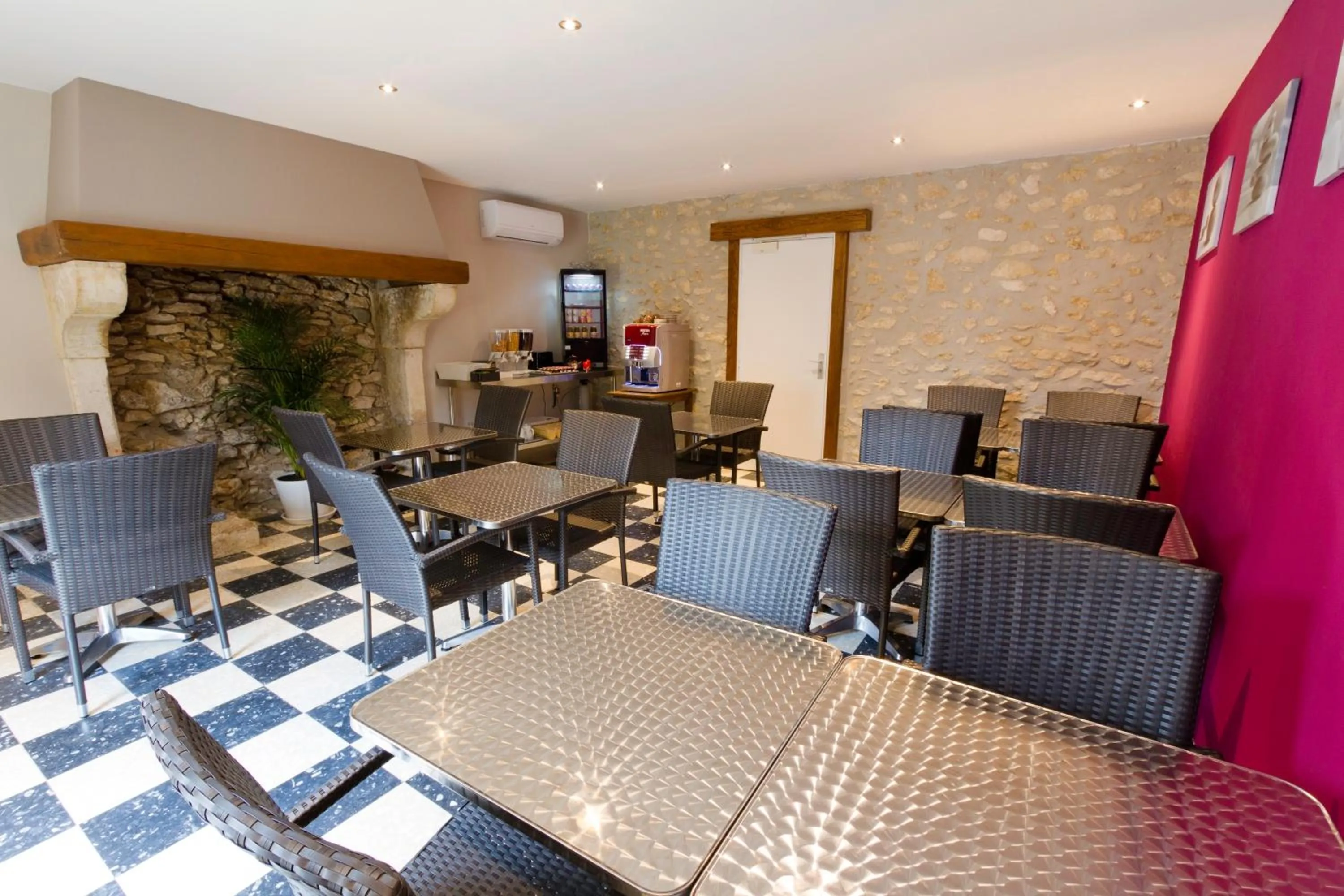 Lounge or bar in Hôtel Les Petits Oreillers