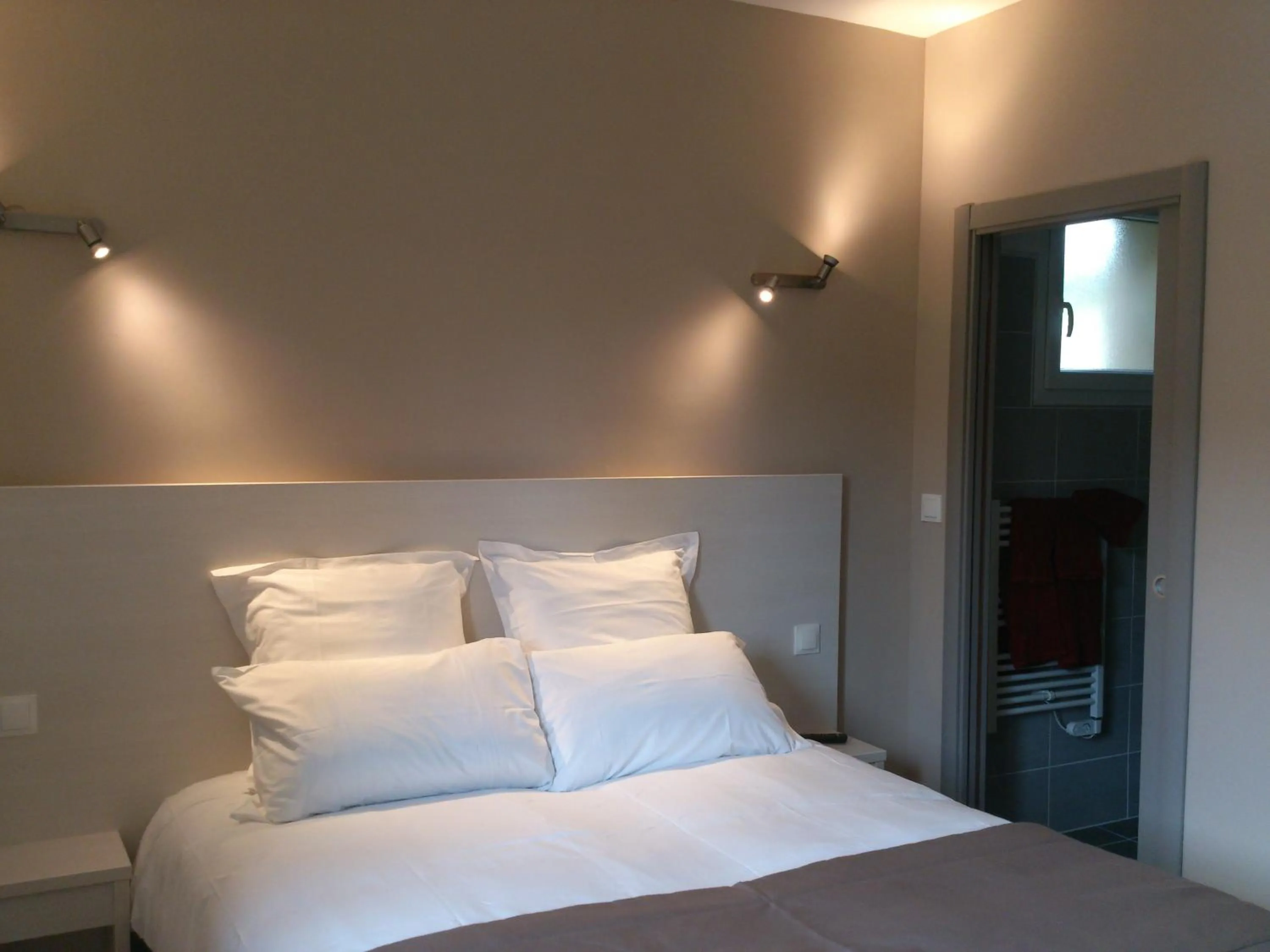 Decorative detail, Bed in Hôtel Les Petits Oreillers